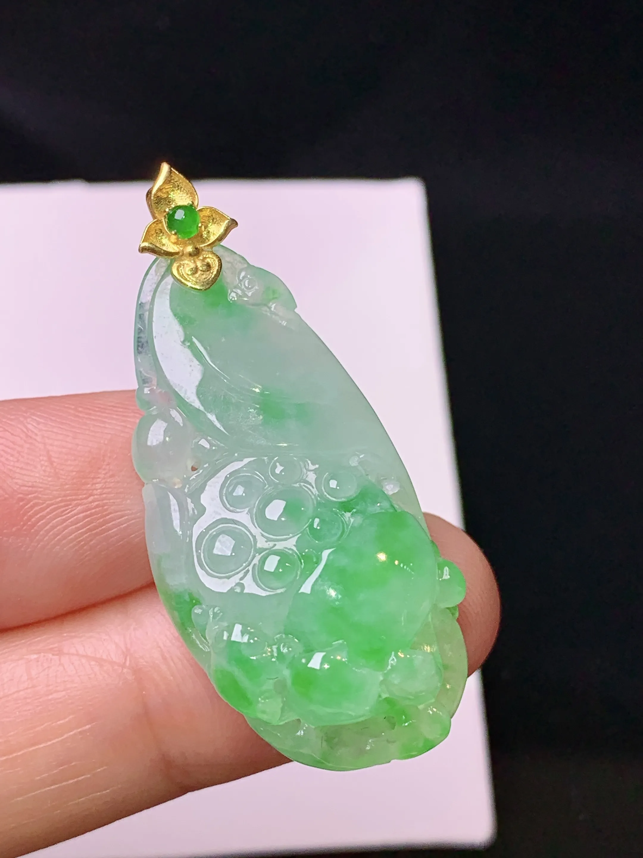 18k金镶嵌飘绿雕花件吊坠 玉质细腻 色泽清新艳丽 整体尺寸40*17.1*10