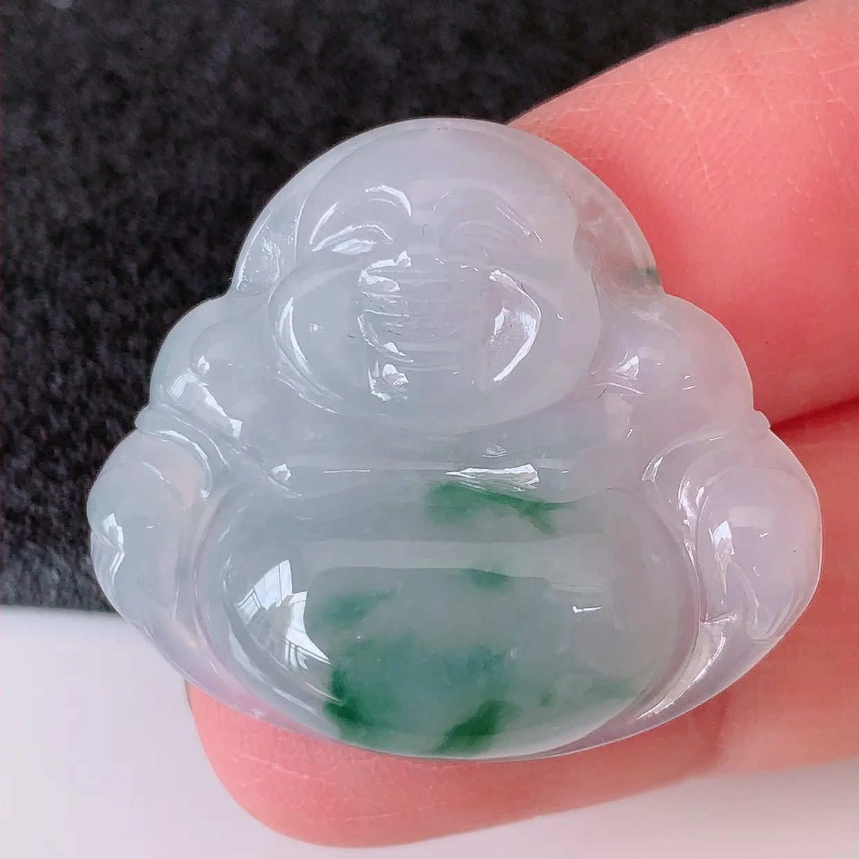 自然光实拍，冰种飘花翡翠佛公，水灵起胶，翠色迷人，佛公在心中，一生平安，饱满圆润，开怀大笑佛公，配戴