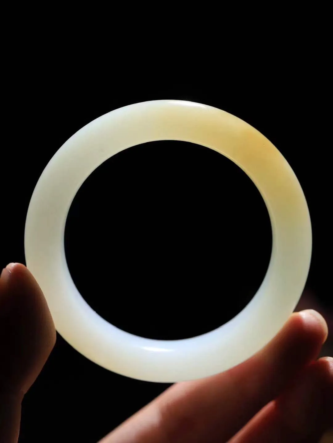 【婉约佳人.手镯】

精品️和田玉糖白玉手镯 玉质温润细腻 油性十足 手感舒适，高华雅逸，线条流畅，简约大气，美自天成，素雅高贵。佩戴于腕间，婉约之美，举手投足间透出那份低调奢华。重54.5克 内径50.5mm  尺寸12.6-9.5mm   FDA-111102433