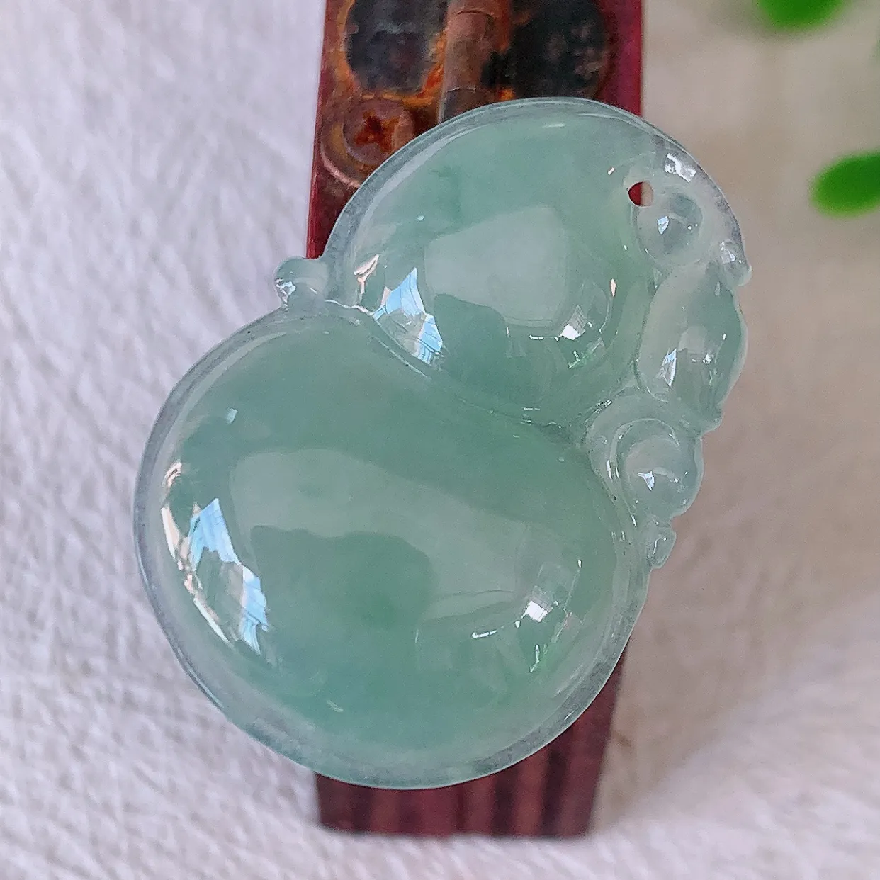 自然光实拍，冰种翡翠葫芦吊坠，寓意福禄双全，财源滚滚，清新脱俗，佩戴效果优雅迷人！#57.20