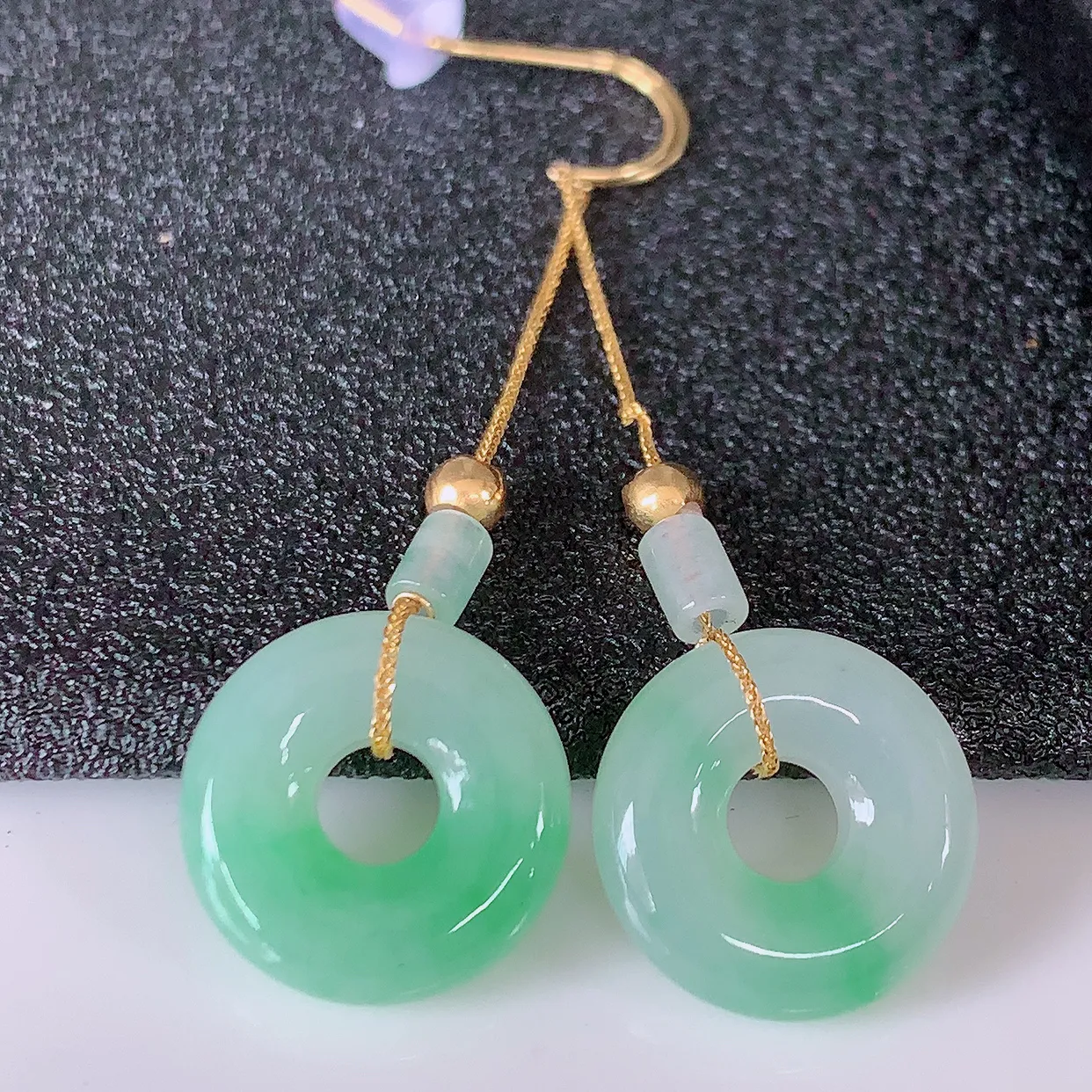 18k金镶嵌冰种飘绿翡翠平安扣耳坠，沁人心脾，耳坠佩戴效果大气出众，尽显气质。种水好，胶感足，颜相当