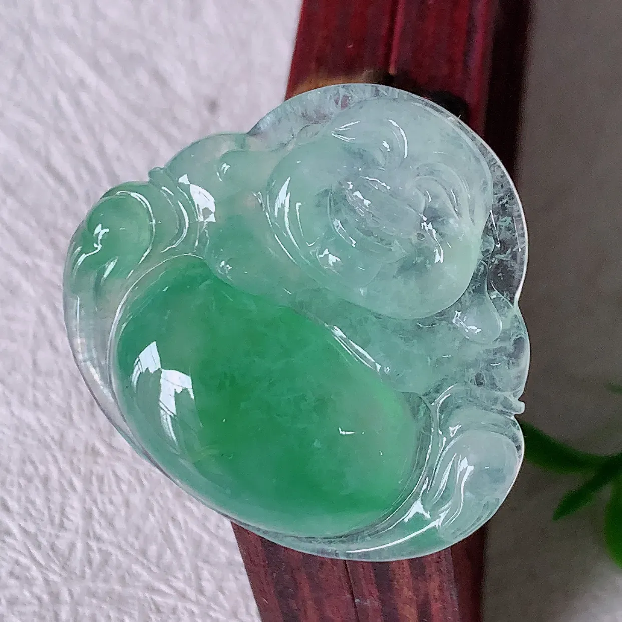 自然光实拍，冰种飘绿翡翠佛公吊坠，玉笑佛，饱满，开脸喜庆，配戴优雅迷人！#02.22