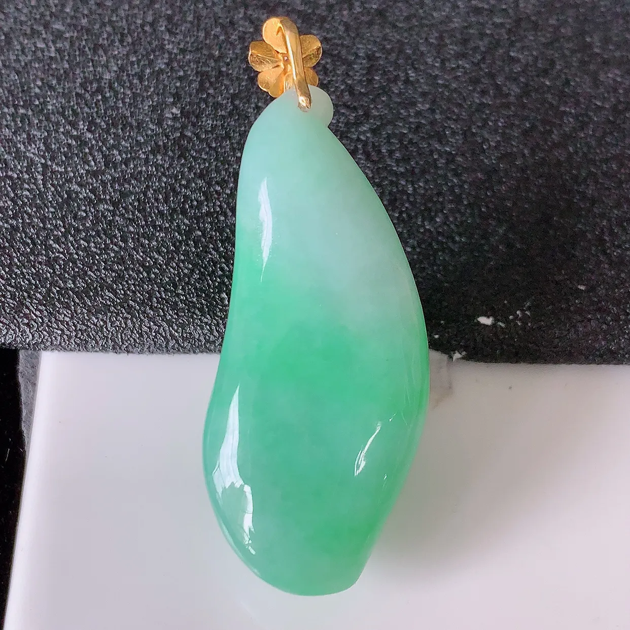 18K金镶嵌冰润满绿翡翠招财福瓜吊坠，精美饱满福瓜，种水足，形态圆润饱满，福相十足 ！#01.22整体41裸裸34.2*15-8.8