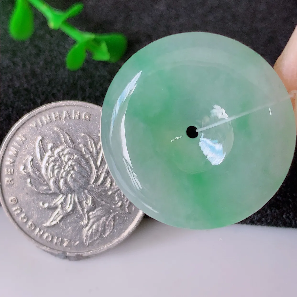 自然光实拍，冰飘绿翡翠平安扣吊坠，玉扣，平安是福；很美的料子，平安扣佩戴优雅迷人！#49.22