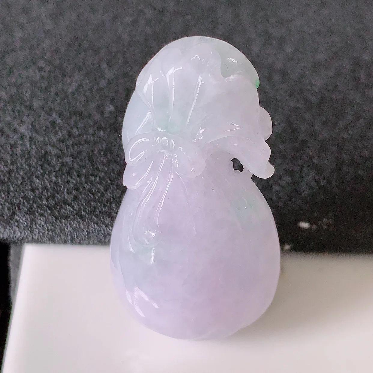 自然光实拍，冰润飘绿翡翠招财钱袋子吊坠，寓意“代代有福，代代有财，腰缠万贯”玉质细腻，佩戴效果佳！#02.25