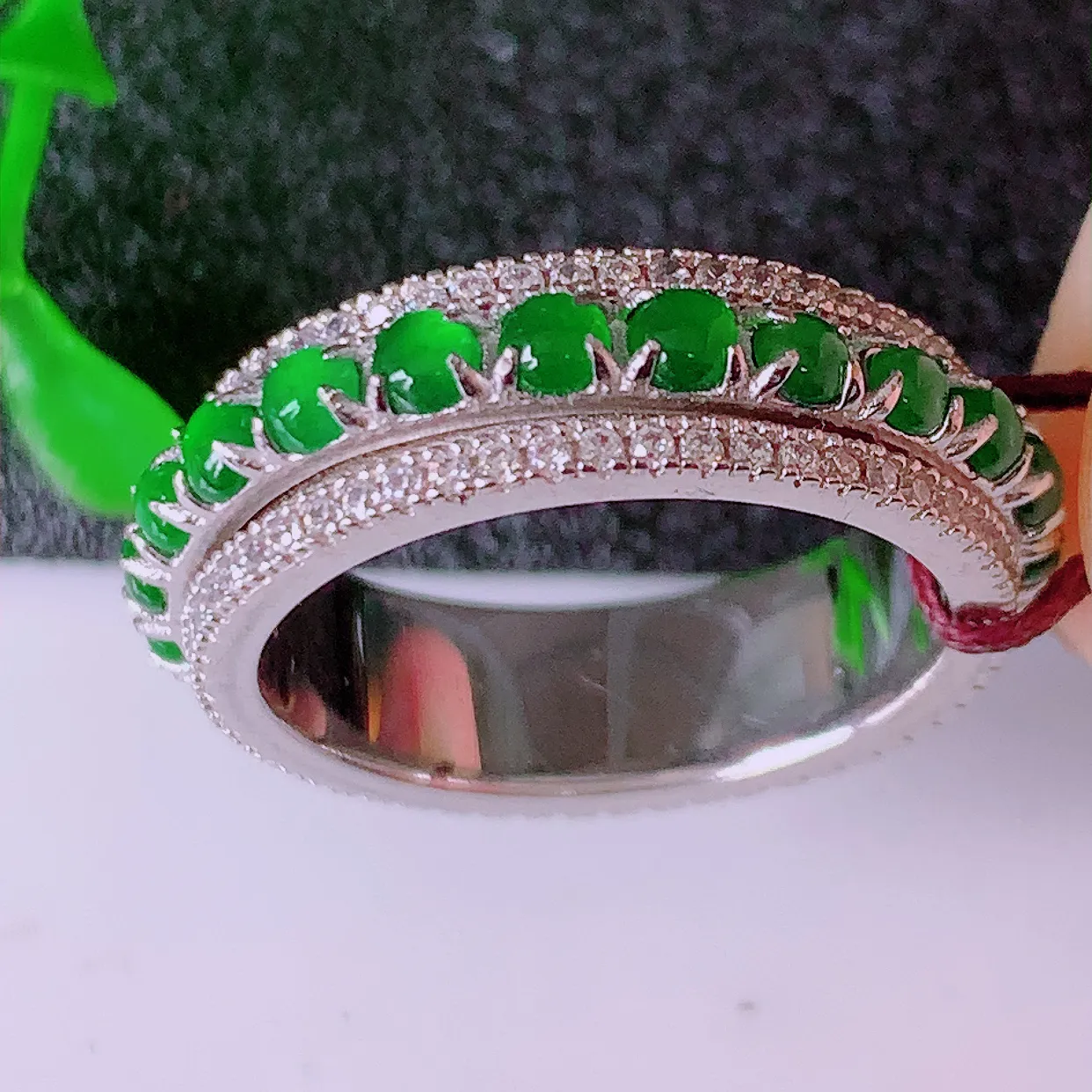 冰透满绿翡翠925银镶嵌时来运转戒指，自然光实拍，翠色灵动，颜色漂亮，种老水足，品相佳，佩戴佳品！#98.22整体17*5.8*3.2裸石2.2*2.2，14圈口