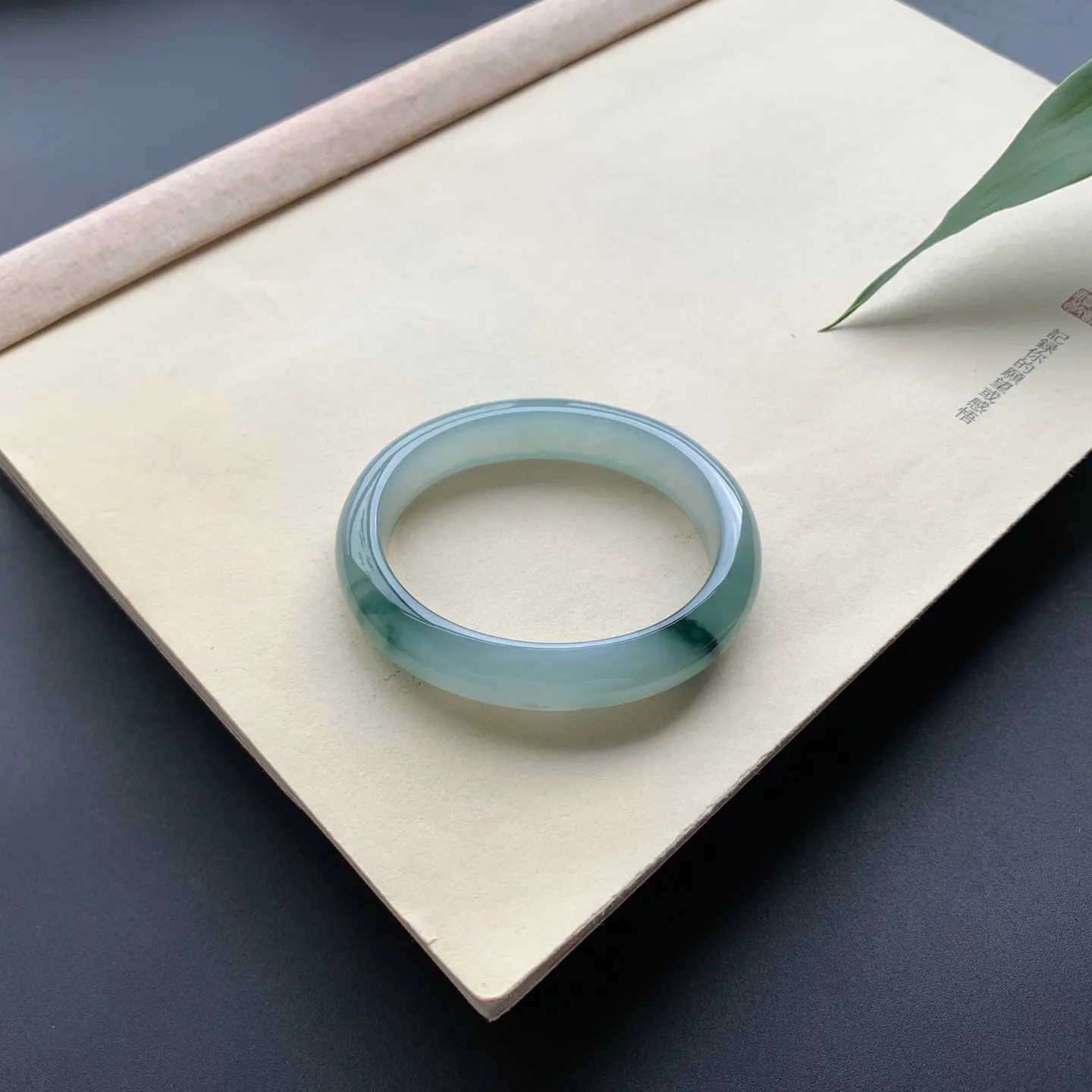 55圈口冰飘花贵妃手镯 尺寸：55-47-12.3-8，细腻起胶，花色浓郁