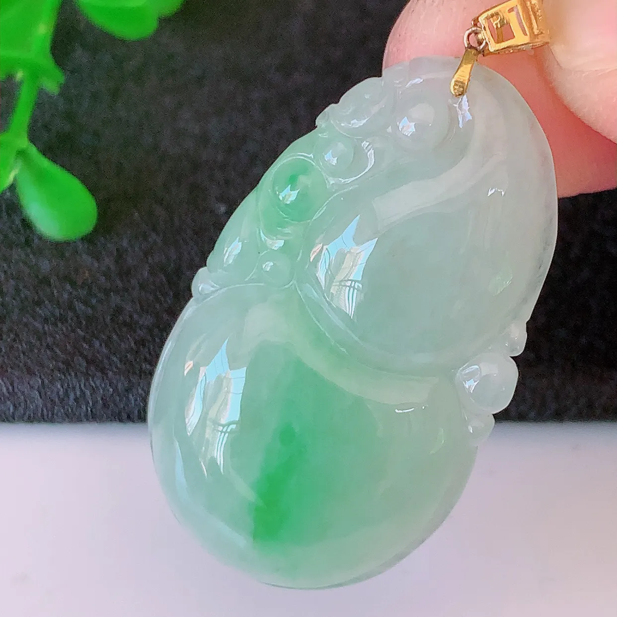 18K金镶嵌冰飘绿翡翠葫芦吊坠，葫芦寓意福禄双全，财源滚滚， 佩戴效果优雅迷人！#49.20整体38.5裸裸33*19*5.6