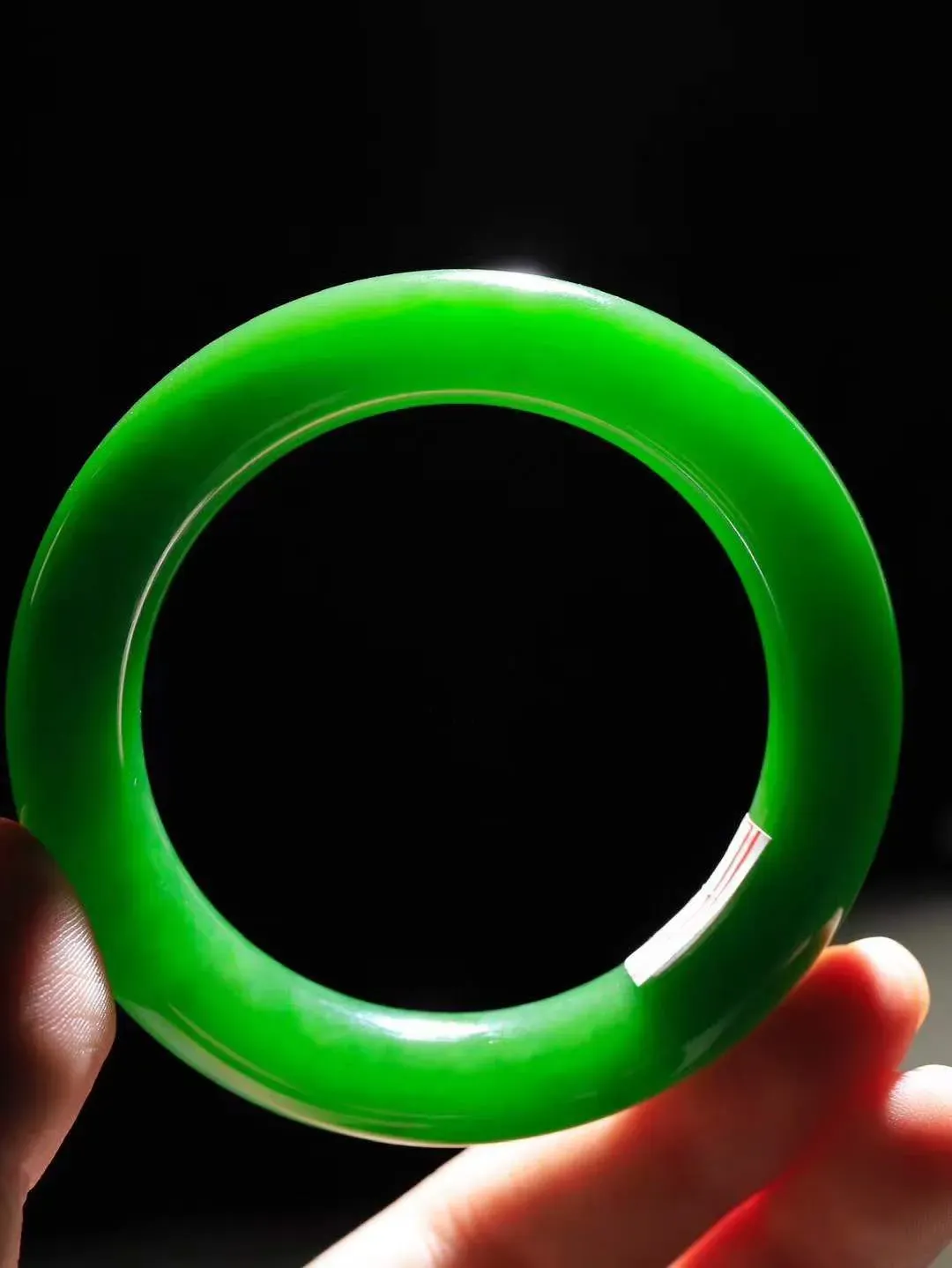 【悠悠芳华.镯】

典藏级臻品和田玉碧玉微猫眼手镯 玉质温润 青葱岁月，尽收腕中，婉转流畅，凝岁月悠长。盈一眸恬淡，挽一抹绿意。重73.8克 内径54mm尺寸11.5-12.8mm   861102455A