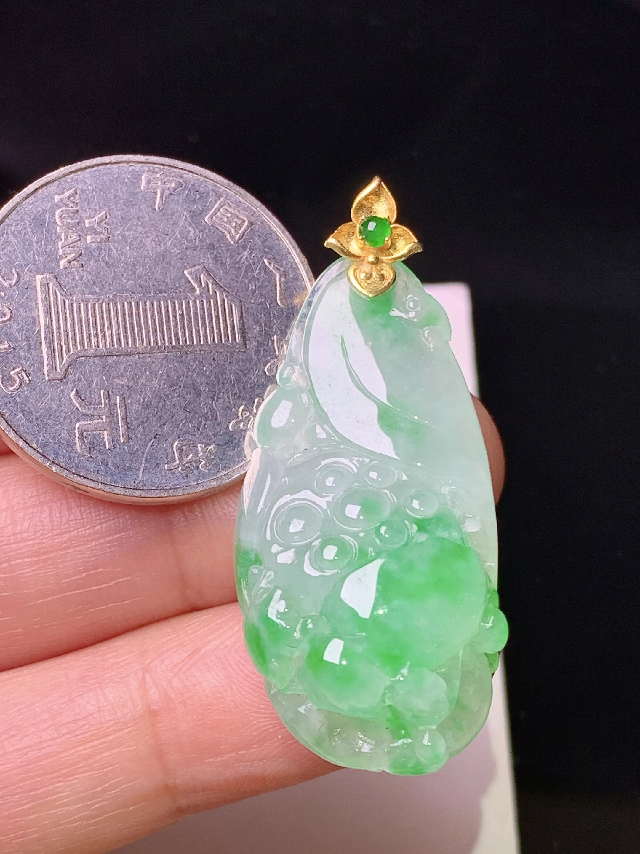 18k金镶嵌飘绿雕花件吊坠 玉质细腻 色泽清新艳丽 整体尺寸40*17.1*10