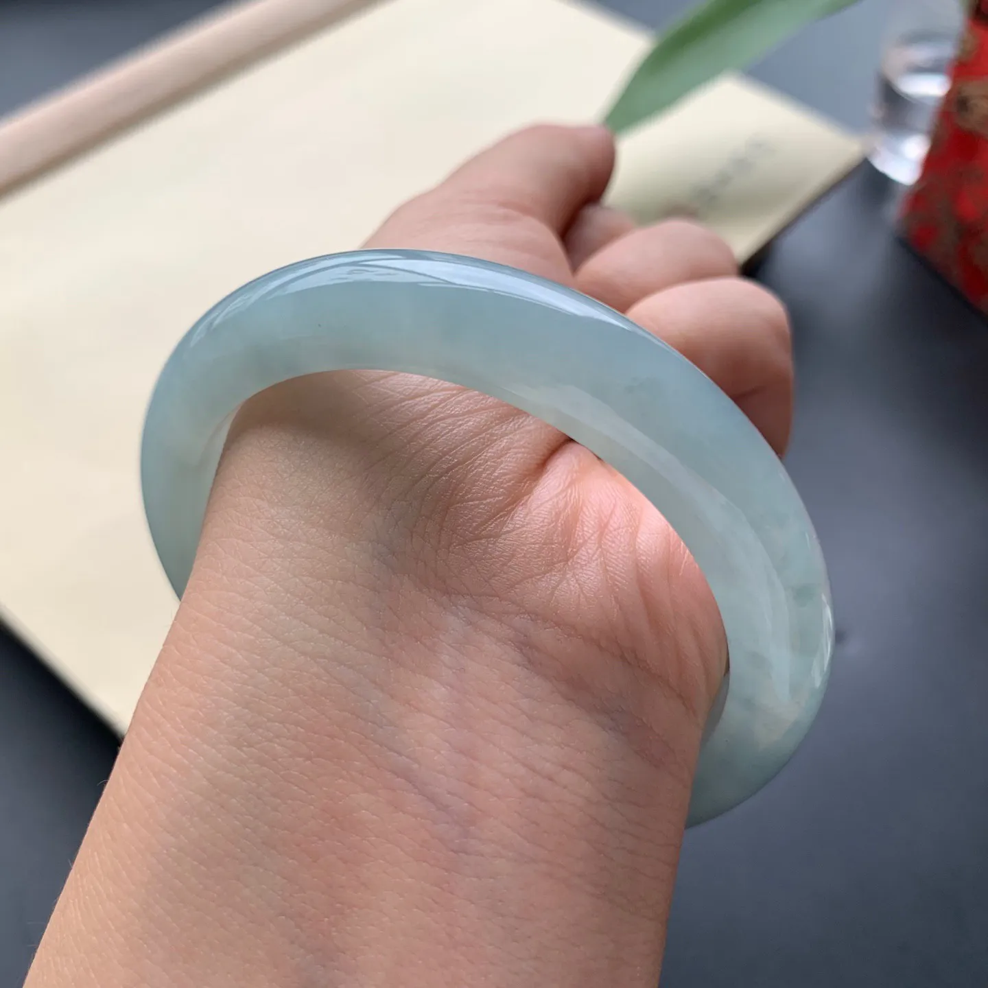 54.8圈口冰底色正圈手镯 尺寸：54.8-10.5-7.8，无纹裂，水润光滑，色泽亮丽