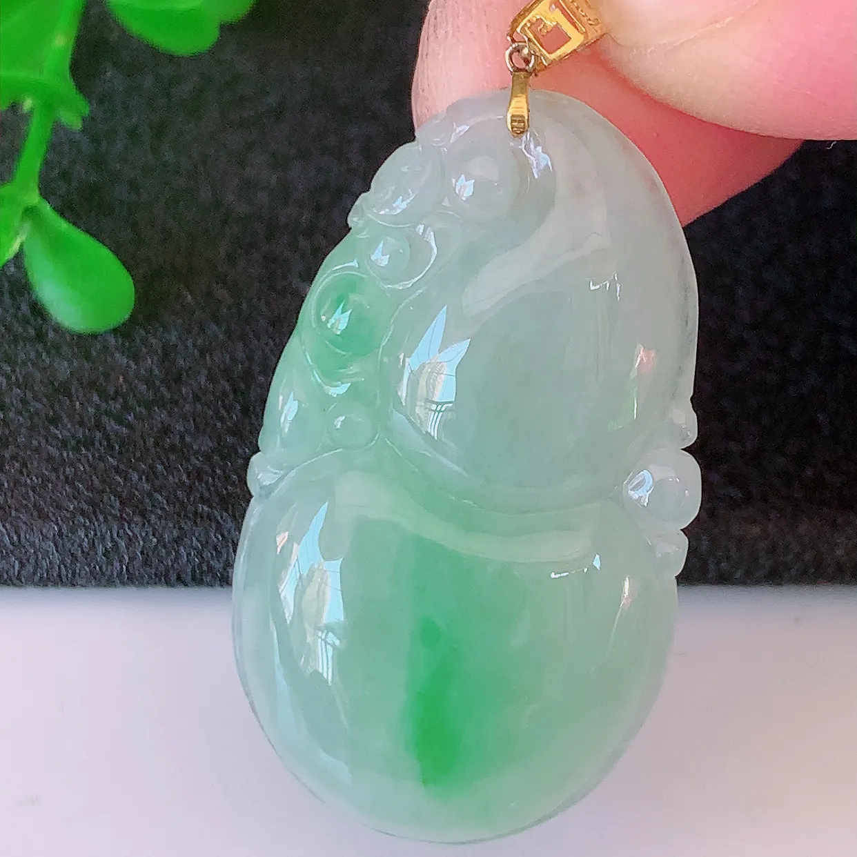 18K金镶嵌冰飘绿翡翠葫芦吊坠，葫芦寓意福禄双全，财源滚滚， 佩戴效果优雅迷人！#49.20整体38