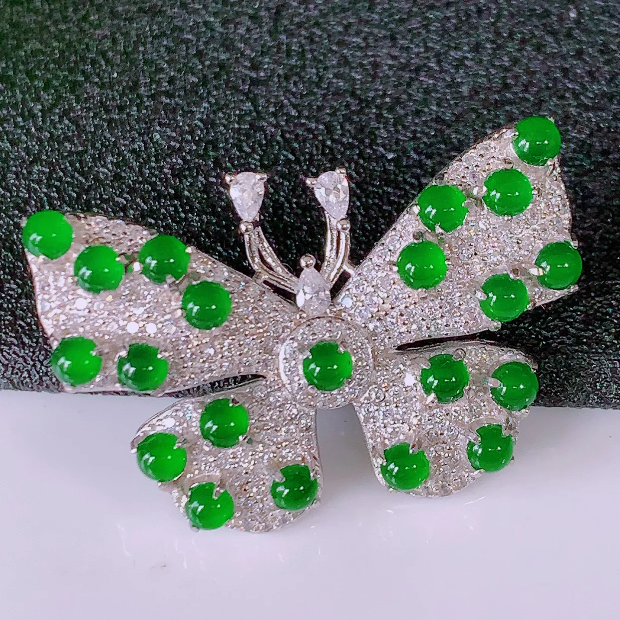 冰透满绿翡翠925银镶嵌蝴蝶胸针，自然光实拍，翠色灵动，颜色漂亮，种老水足，品相佳，佩戴佳品！#97
