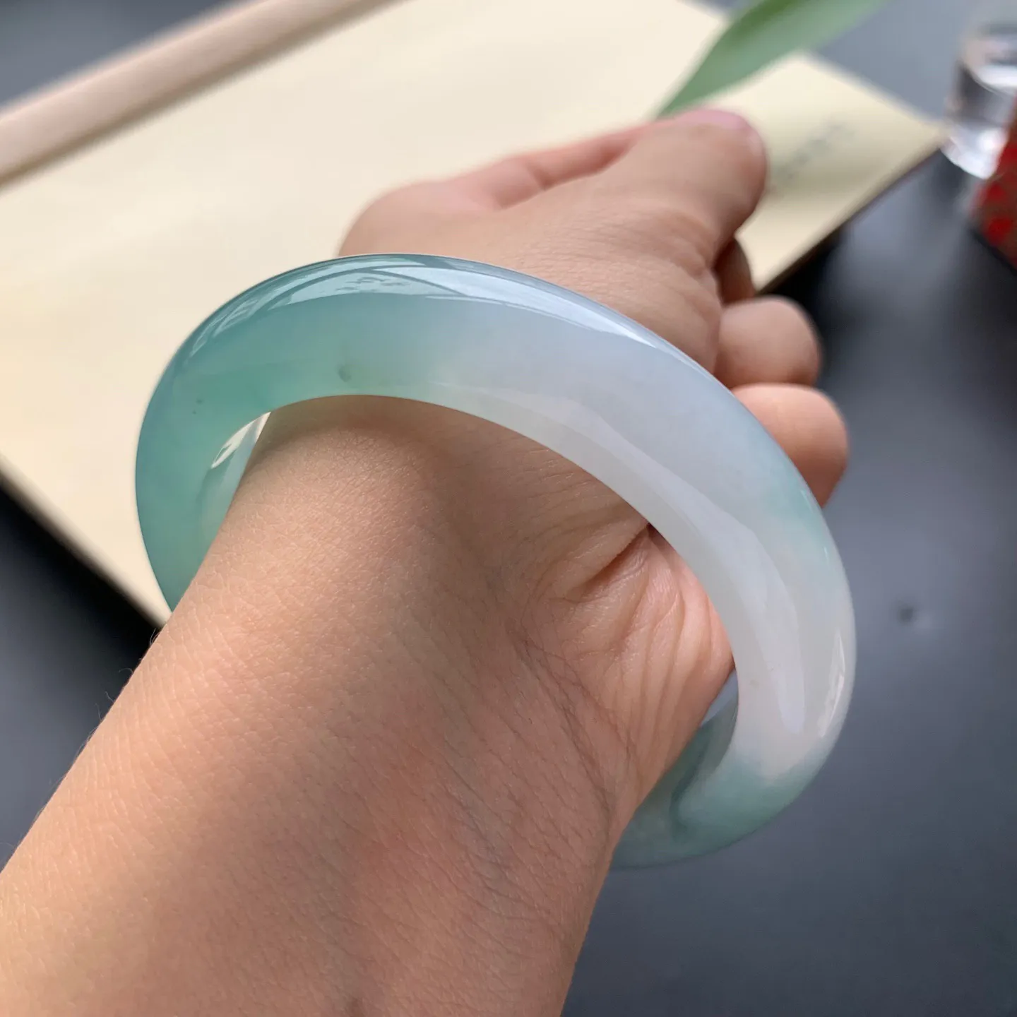 53.6圈口冰蓝底正圈手镯 尺寸：53.6-12.5-8.8，无纹裂，水润起胶，优雅迷人