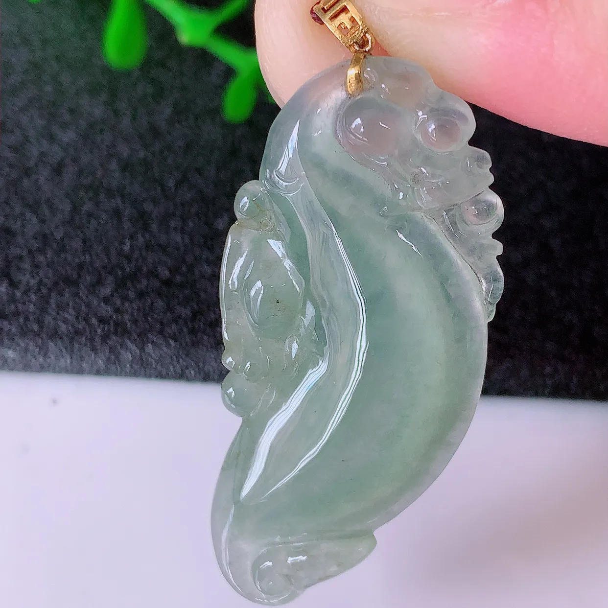 18K金镶嵌冰种翡翠招财福瓜吊坠，精美饱满福瓜，种水足，形态圆润饱满，福相十足 ！#41.22