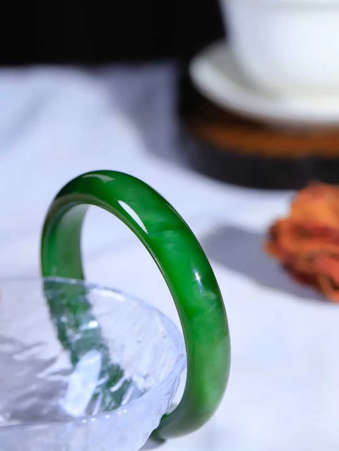 【腕间柔情.手镯】   

收藏级臻品️和田玉碧玉猫眼手镯 玉质温润细腻 油性十足 古朴秀雅 轻抚岁月的栏杆软香温玉，腕间玉镯轻轻晃动，令人情动心间，撷一缕月末的芬芳，把心思铺陈，时光静美，惟有你最温柔。重49.8克   尺寸58.5-12.8-7.7mm  461101600A