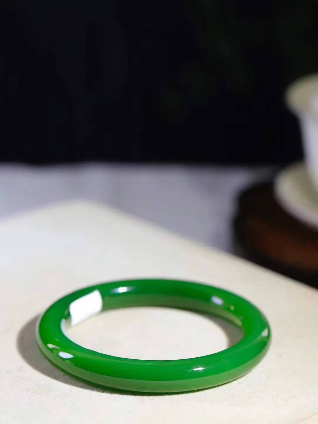 【诗情画意.手镯】

典藏级臻品️和田玉碧玉手镯   细腻油脂,手感润滑。意韵飘渺，温雅细腻，工