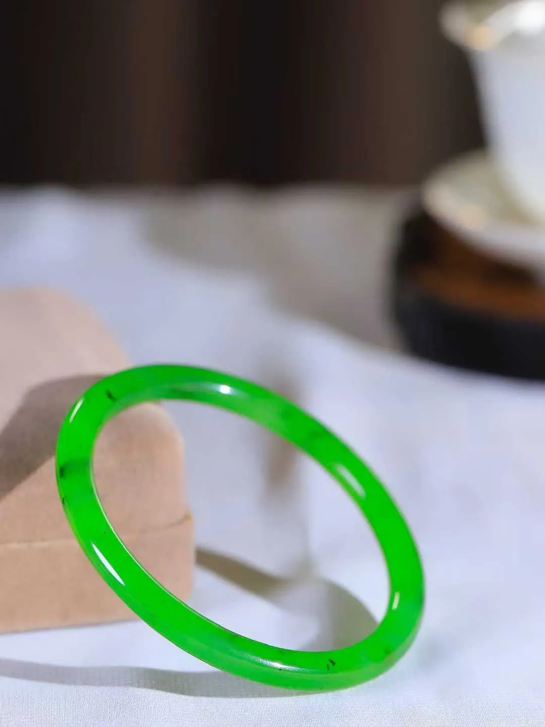 【温润如心.镯】

精品️和田玉碧玉手镯，精选上等碧玉料，色泽清透，质地细腻。佩戴它，感受千年玉文化的温润与优雅，愿它为您带来平安与幸福。重17.3克  尺寸55-5.5-6.3mm  101101611A