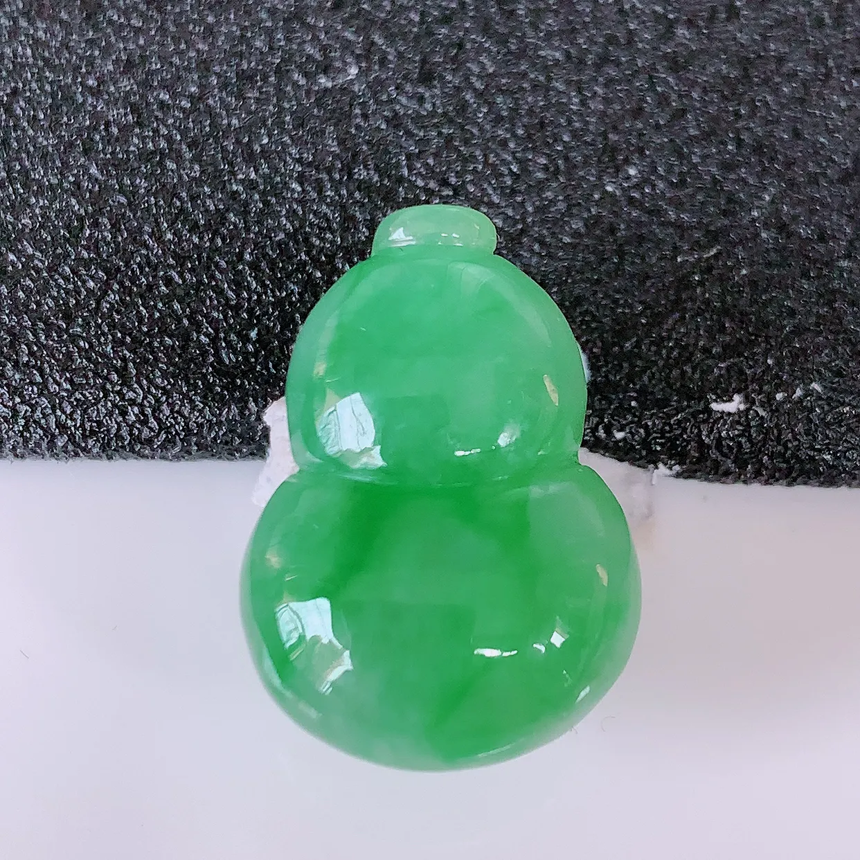 自然光实拍，冰润飘绿翡翠葫芦蛋面，种老水足，雕工精湛 ，寓意美好，镶嵌更靓， 佩戴时尚出众！#05.