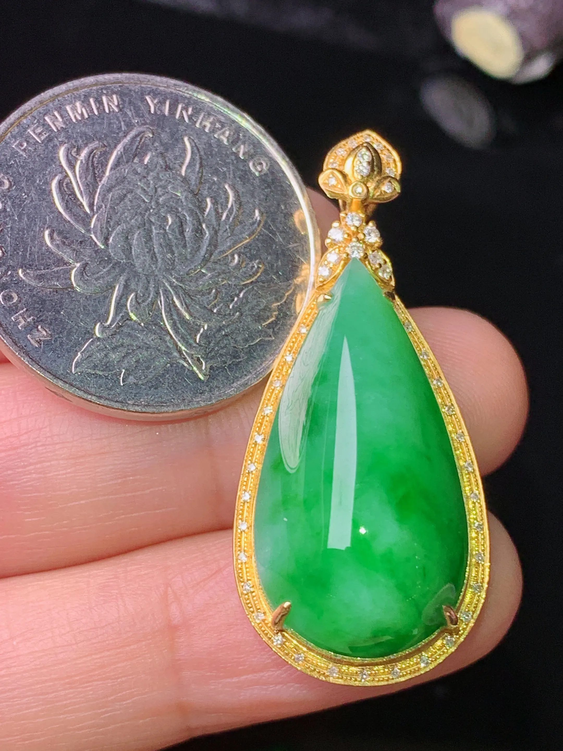 18k金钻镶嵌翠绿水滴吊坠 玉质细腻 色泽清新艳丽 整体尺寸38*16.6*10.2