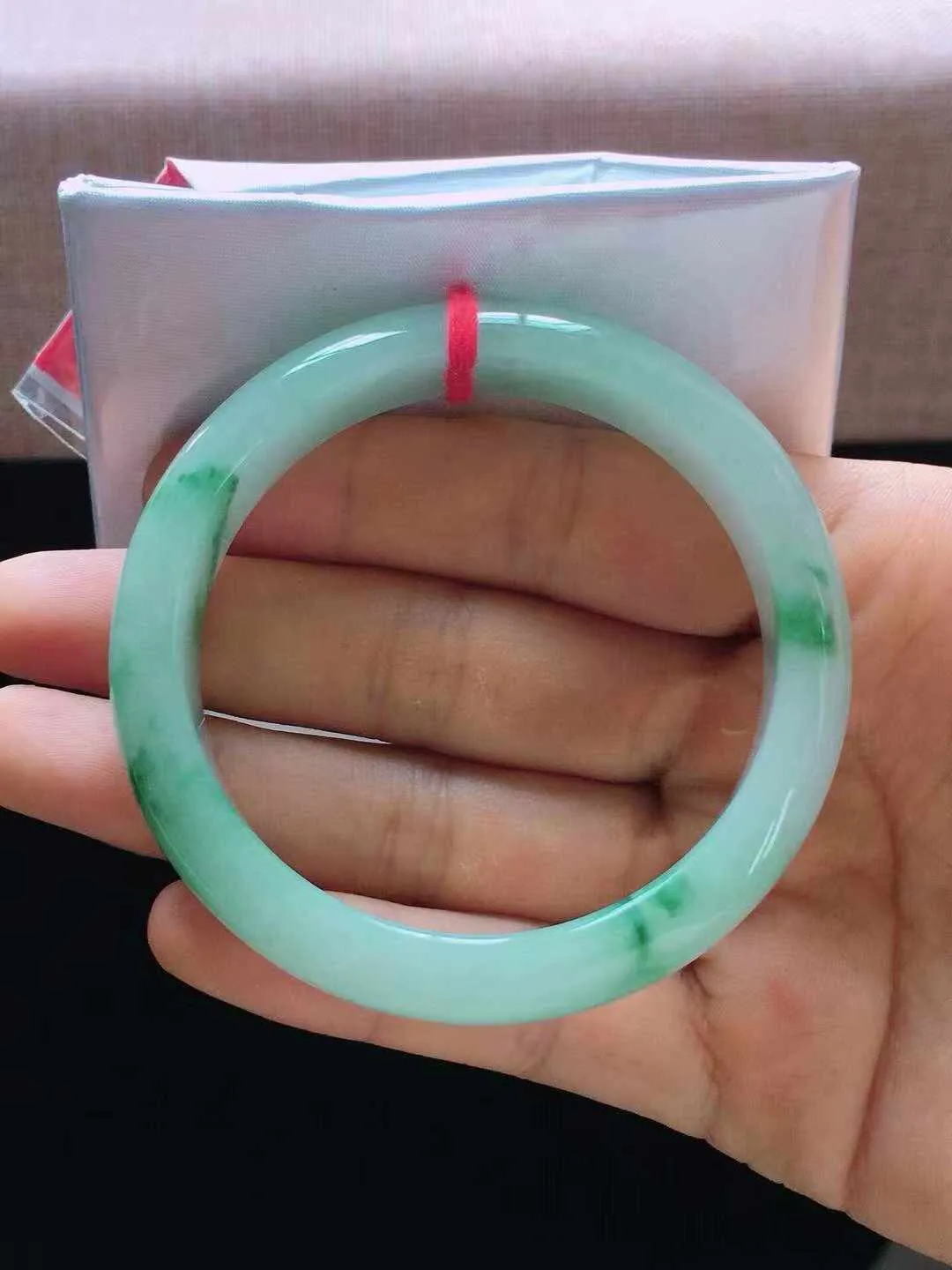 【翡翠名称】老种冰飘花53正圈口翡翠手镯
【翡翠尺寸】53*11.5*7mm适合52-54正圈口佩戴
【翡翠描述】缅甸天然翡翠A货，种老水足，玉质细腻，色泽靓丽，性价比高，佩戴效果好！