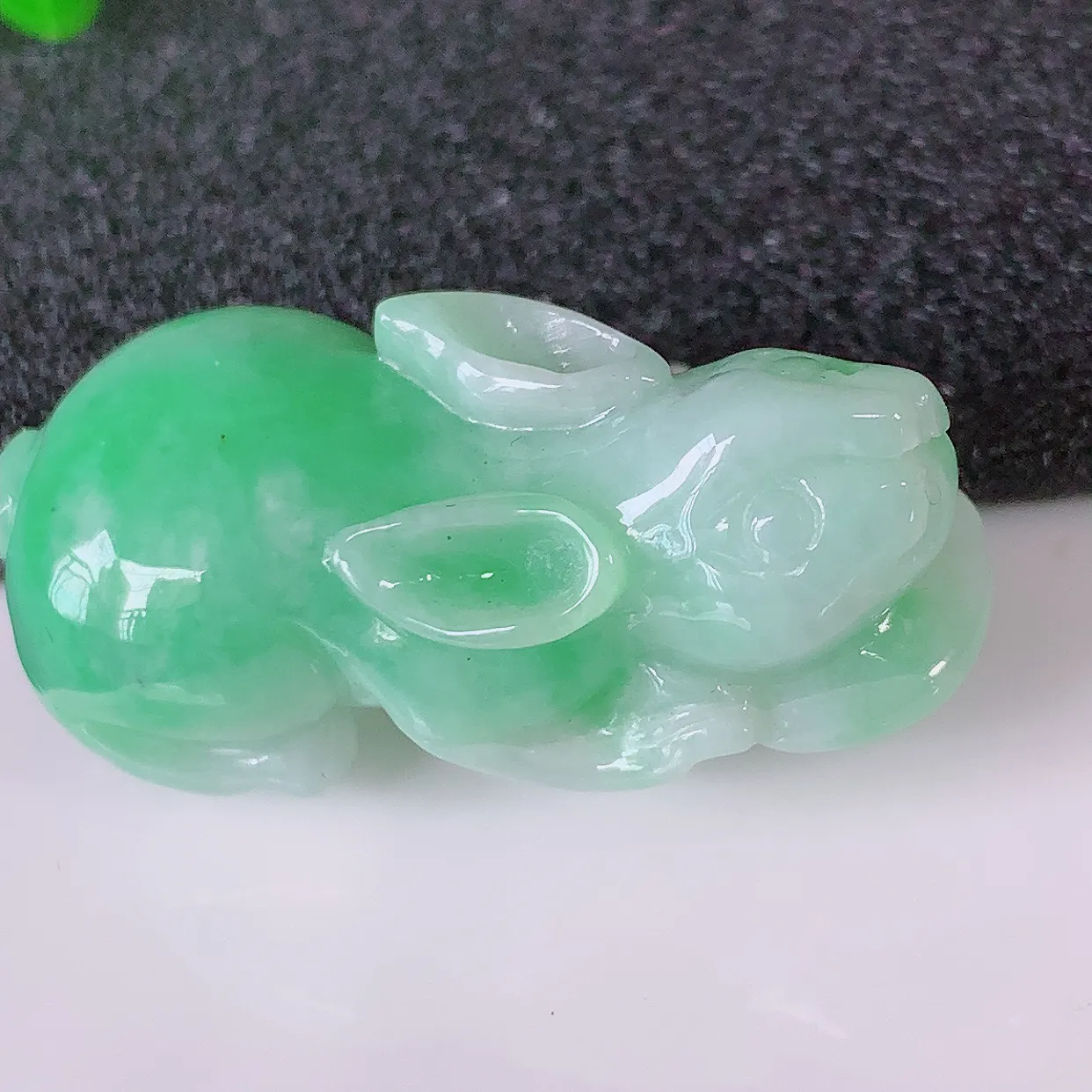 自然光实拍，冰润飘绿翡翠生肖兔子吊坠，种老水足，雕工精湛 ，寓意美好， 佩戴时尚出众！#87.20
