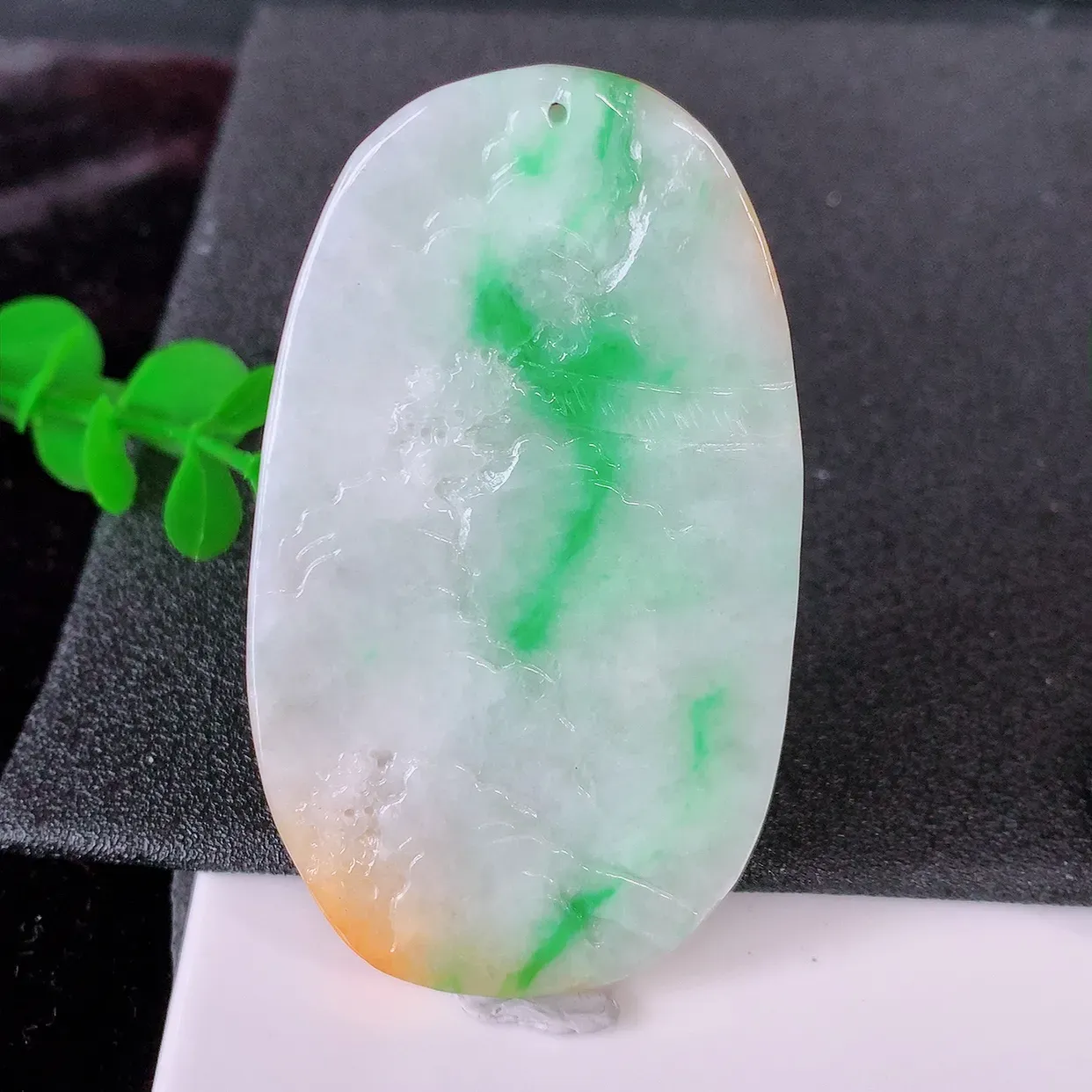 自然光实拍，特色黄加绿翡翠山水牌吊坠，三彩翡翠山水牌，寓意“常青、背靠大山、水（财）长流、平安之意”生机盎然的翠意，一眼既心醉，雕工精致， 佩戴效果优雅迷人！#97.20