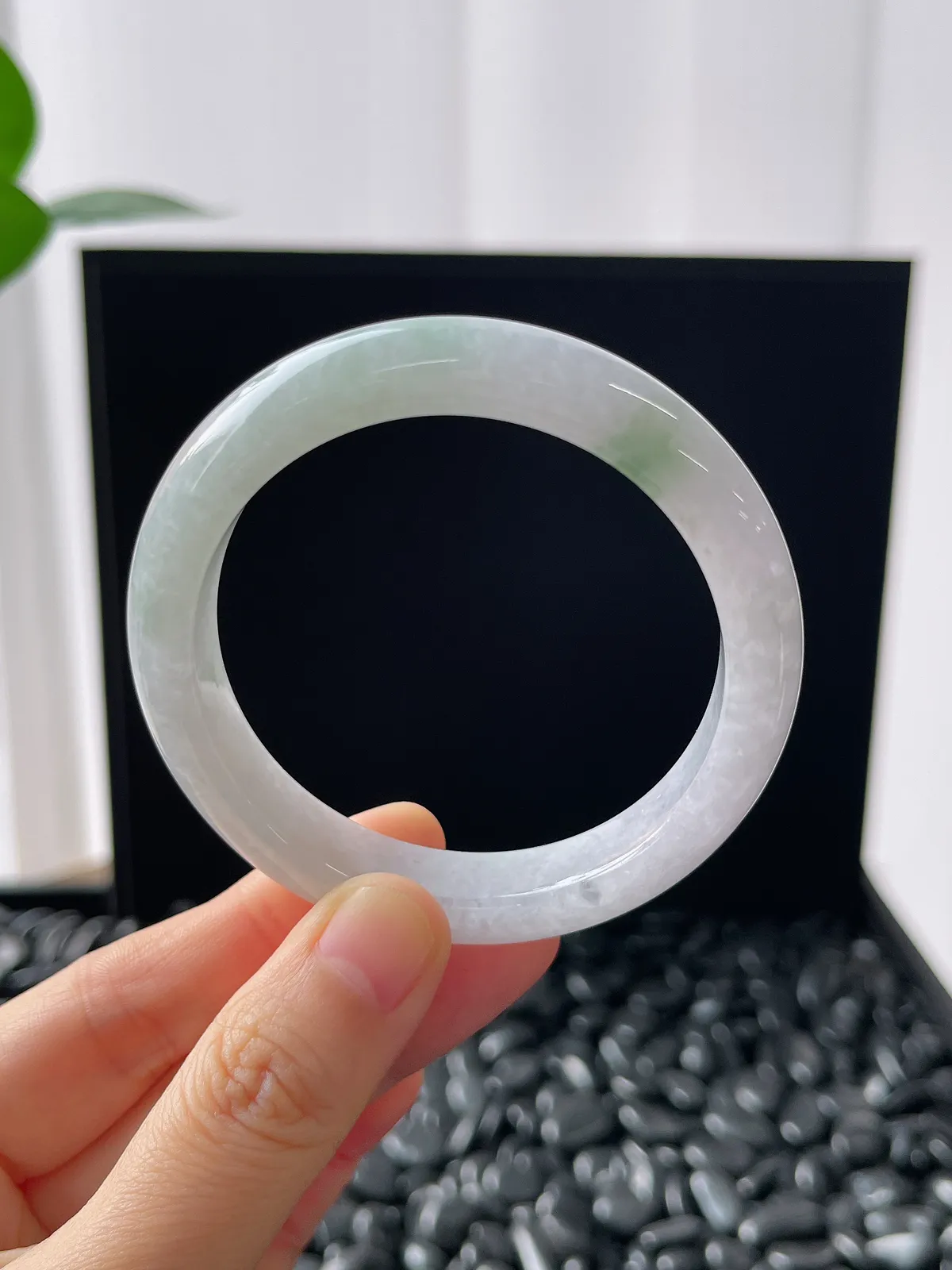 正圈52圈口，翡翠糯化种飘绿手镯