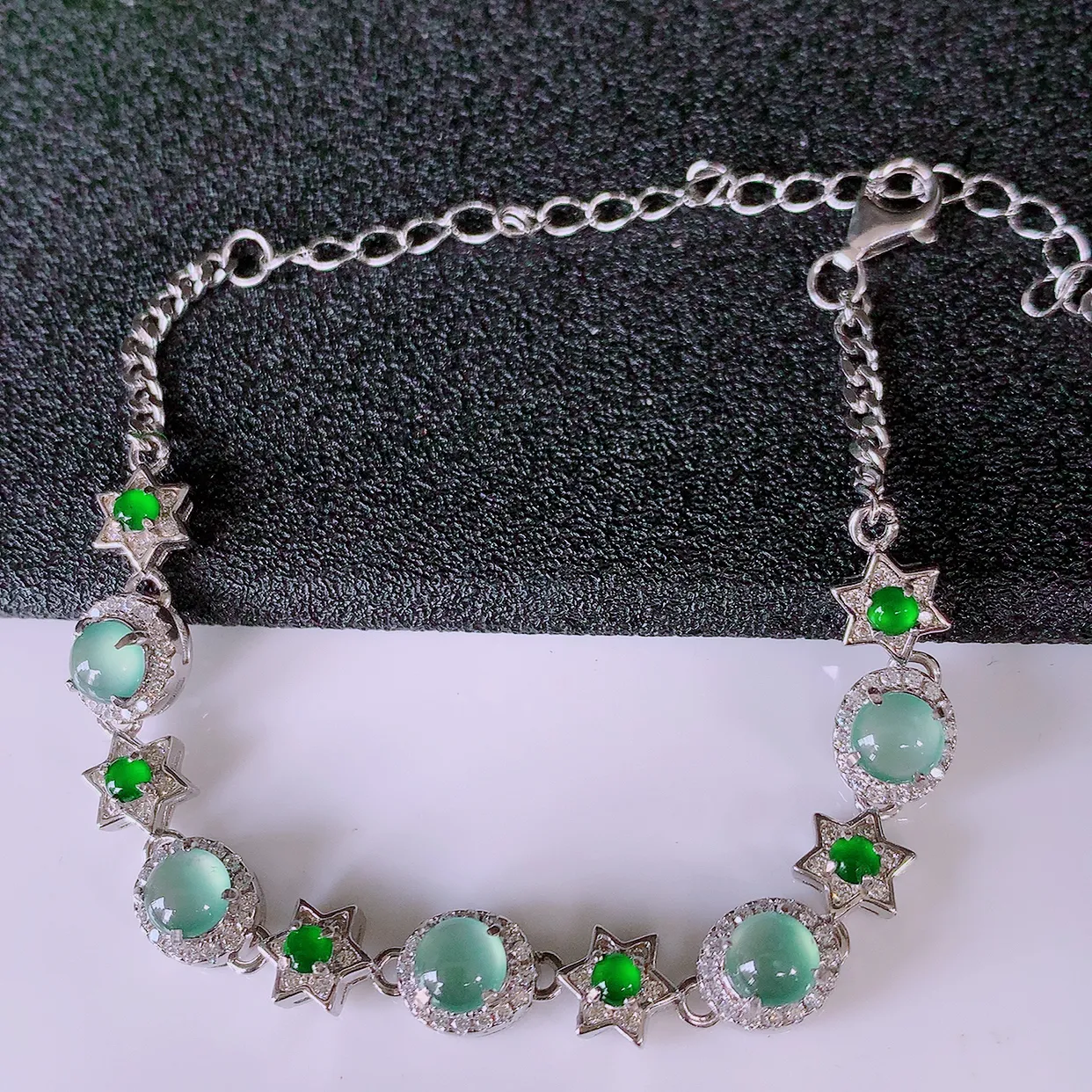 冰透满绿翡翠925银镶嵌手链，自然光实拍，翠色灵动，颜色漂亮，种老水足，品相佳，佩戴佳品！#97.2