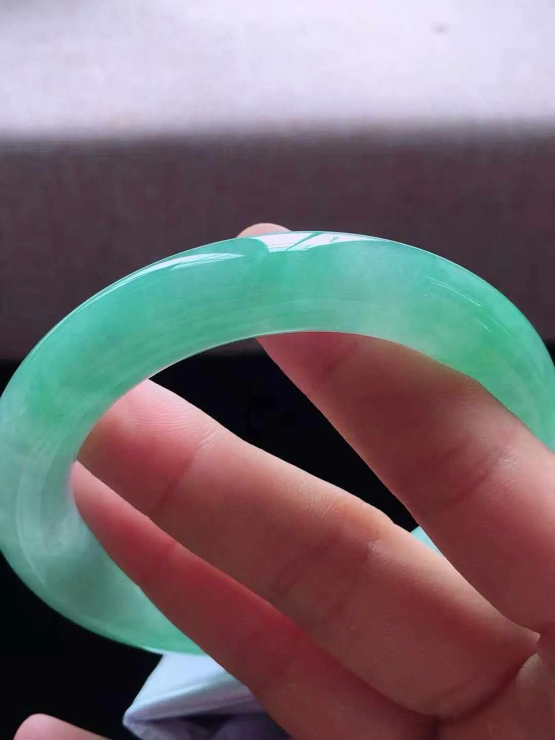 【翡翠名称】老种冰飘绿57.3圈口圆条翡翠手镯
【翡翠尺寸】57.3*11.2*11.2mm适合57.3-59.6正圈口佩戴
【翡翠描述】缅甸天然翡翠A货，种老水足，玉质细腻，色泽靓丽，性价比高，佩戴效果好！