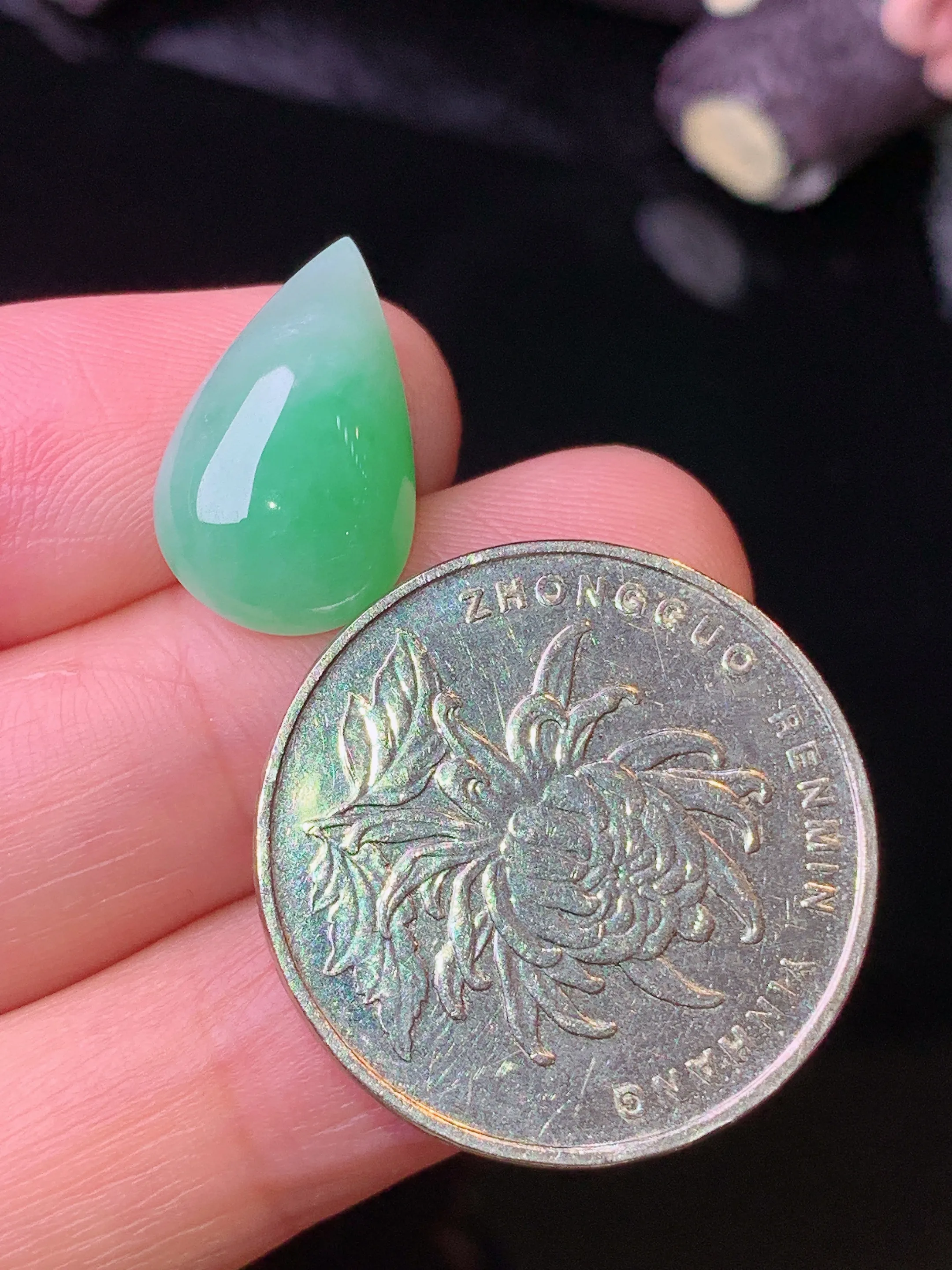 镶嵌款 翠绿水滴吊坠 玉质细腻 色泽清新艳丽 整体尺寸17.2*10.6*5.5