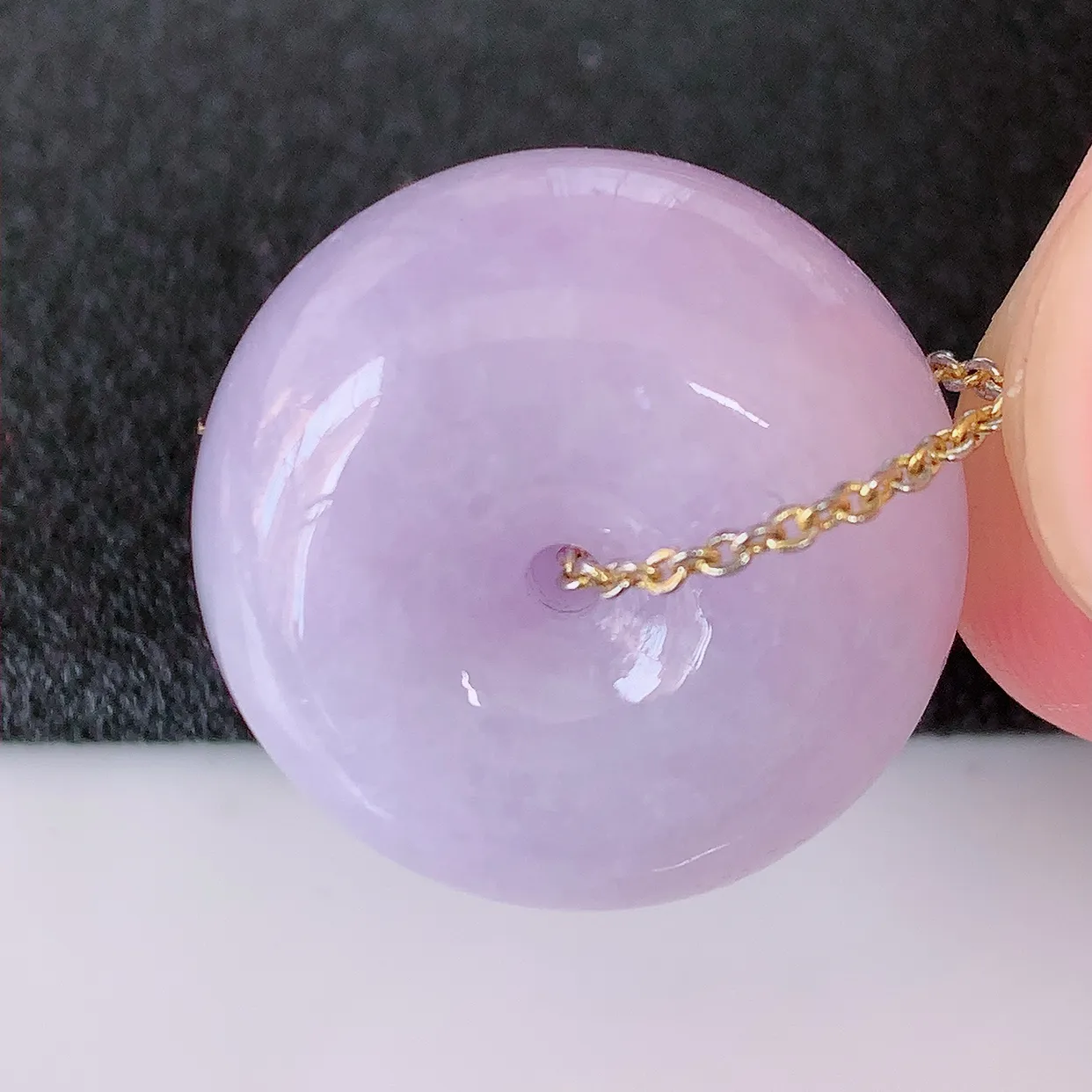 自然光实拍，冰润紫罗兰翡翠路路通吊坠，寓意时来运转、财源滚滚，款式新颖时尚， 日常百搭的款！配图银链#05.20