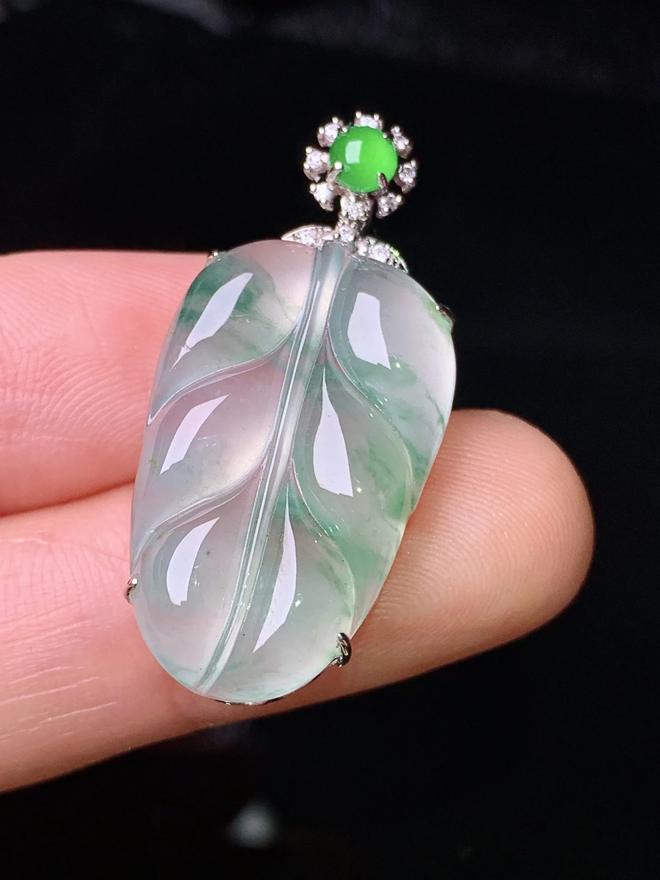 18k金钻镶嵌冰种飘绿树叶吊坠 玉质细腻 色泽清新艳丽 整体尺寸33*15.3*6.3