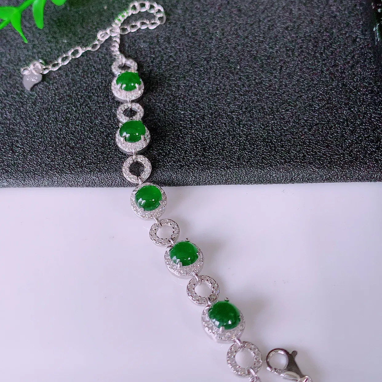 冰透满绿翡翠925银镶嵌手链，自然光实拍，翠色灵动，颜色漂亮，种老水足，品相佳，佩戴佳品！#97.20取一整体8*7.5*5.2 裸石5.2*5.2