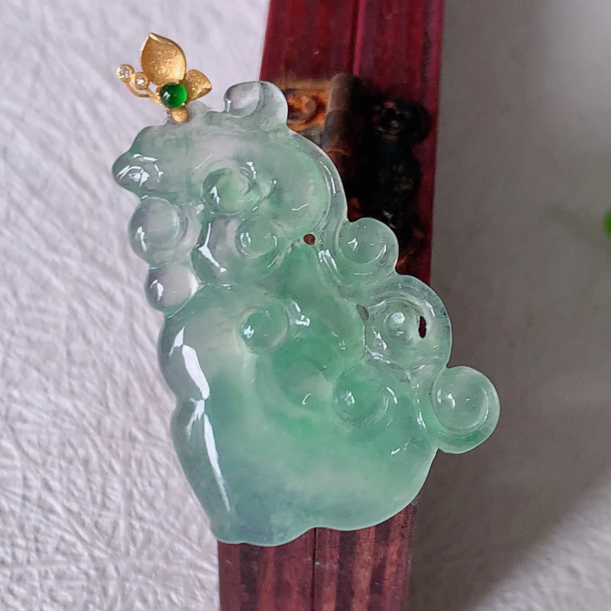 自然光实拍，18k金镶嵌冰种翡翠如意吊坠，寓意顺心如意，事事如意，吉祥如意，细腻饱满，色泽鲜艳，称心如意佩戴优雅时尚！#02.22整体35裸石30*20.5*4.2