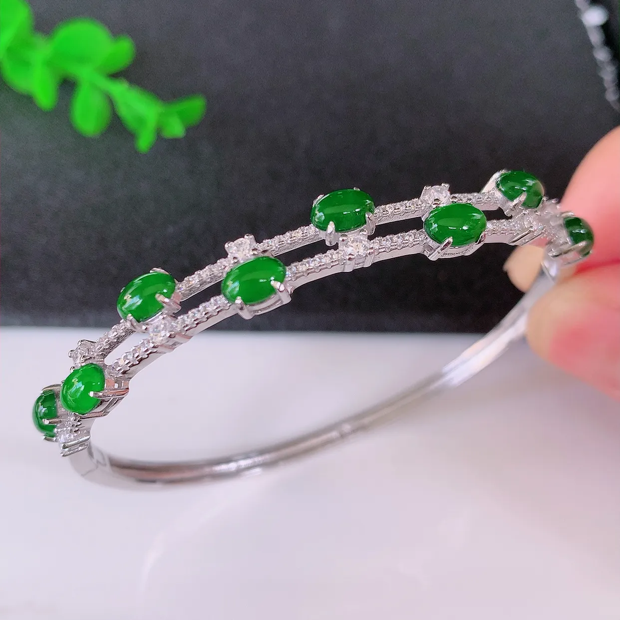 58-59圈口，冰透满绿翡翠925银镶嵌手镯，自然光实拍，翠色灵动，颜色漂亮，种老水足，品相佳，佩戴佳品！#97.20整体58.8-49*7*5 裸石6*4