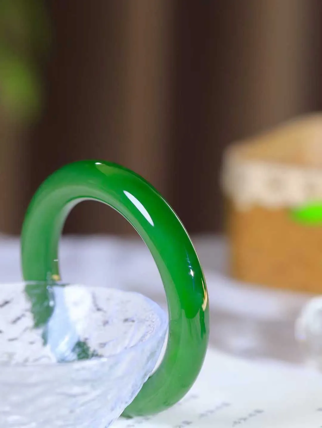 【悠悠芳华.镯】

收藏传家级臻品和田玉碧玉圆条手镯 玉质温润 青葱岁月，尽收腕中，婉转流畅，凝岁月悠长。盈一眸恬淡，挽一抹绿意。重72.3克 内径56mm尺寸11.9-11.8mm   861101651A