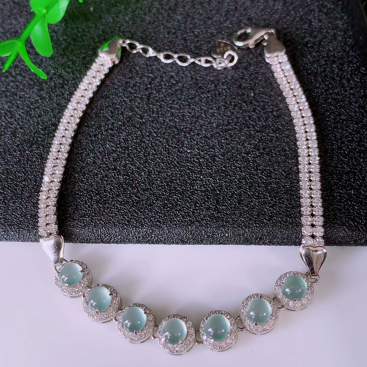 冰透翡翠925银镶嵌手链，自然光实拍，翠色灵动，颜色漂亮，种老水足，品相佳，佩戴佳品！#97.20取