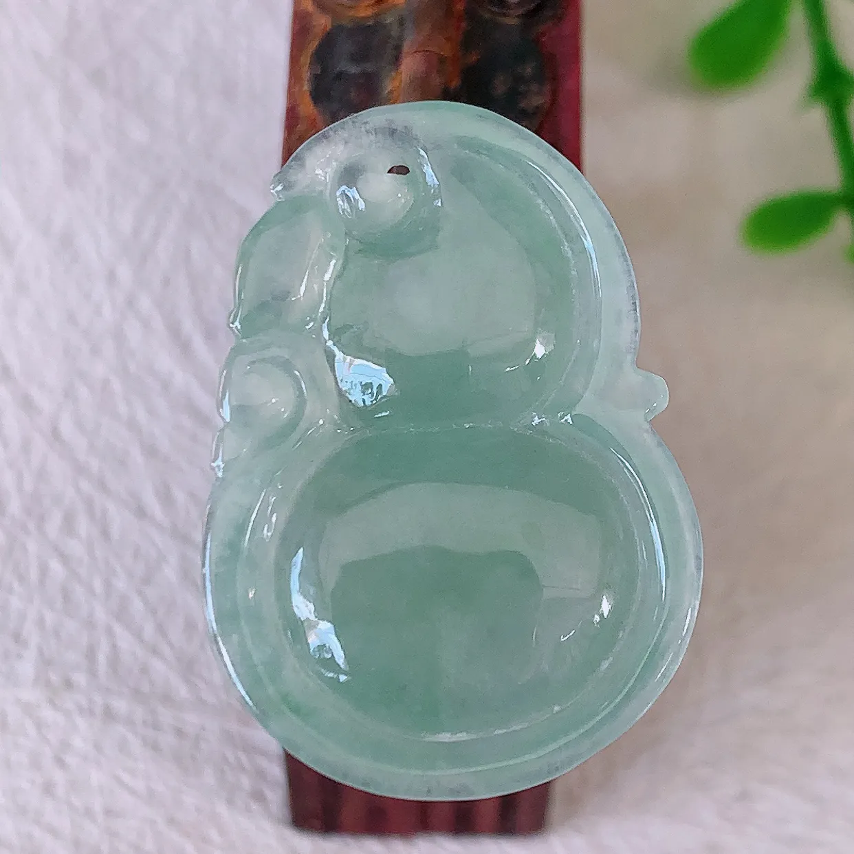 自然光实拍，冰种翡翠葫芦吊坠，寓意福禄双全，财源滚滚，清新脱俗，佩戴效果优雅迷人！#57.20