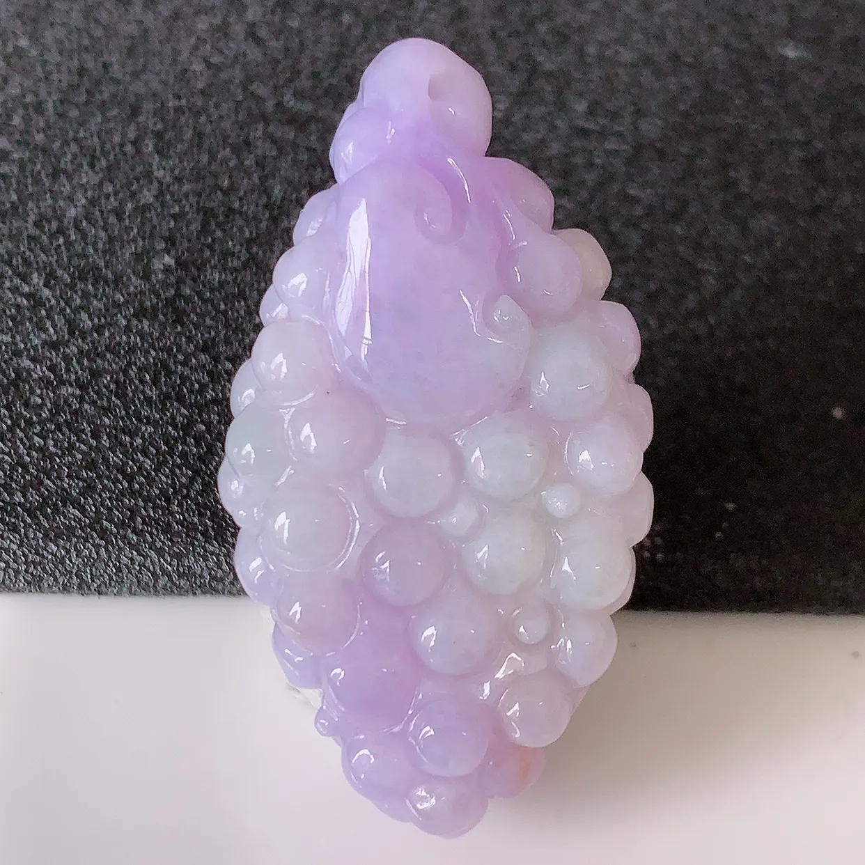 自然光实拍，冰润紫罗兰翡翠葡萄吊坠，多子多福，种老水足，雕工精湛 ，寓意美好，佩戴时尚出众！#05.