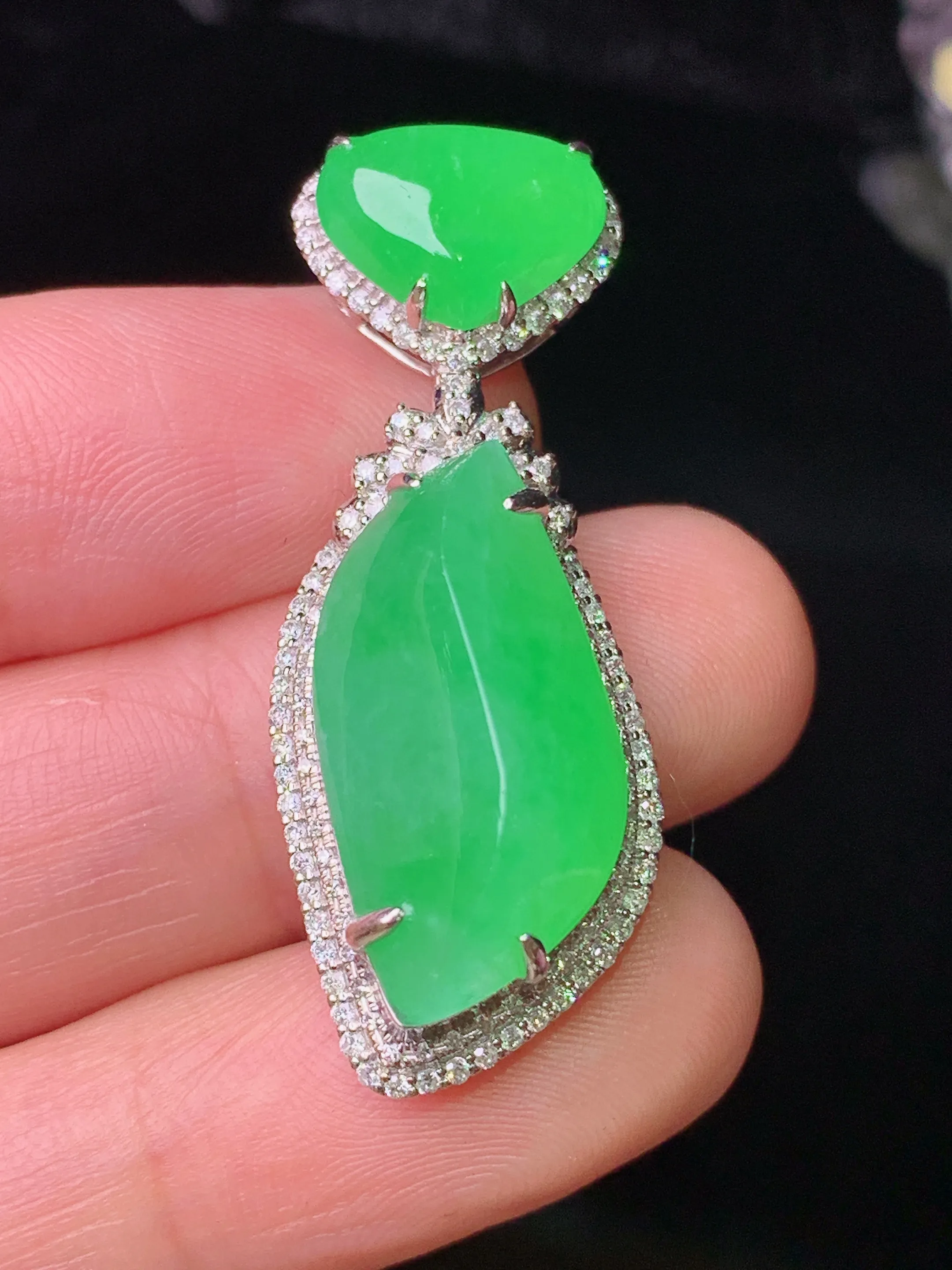 18k金钻镶嵌翠绿随形吊坠 玉质细腻 色泽清新艳丽 整体尺寸38.5*14.2*11.2