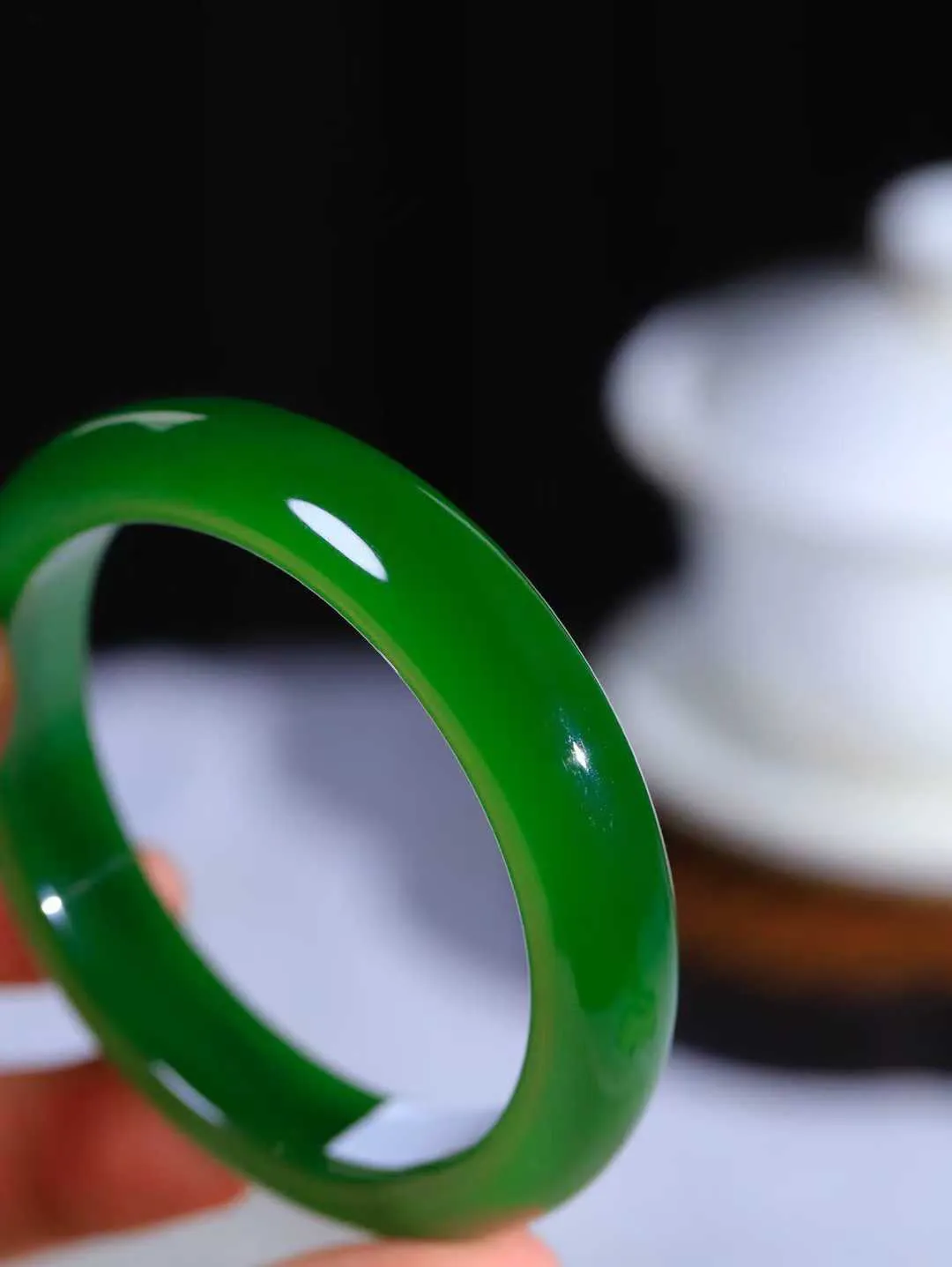 （一见钟情.手镯）

典藏级臻品️和田玉碧玉手镯，玉质温和莹润，精光内蕴，手感舒适。整器简约，打磨光洁，让人爱不释手，料美艺精，萦绕于手，尽显高贵之姿。重58克 内径57.5mm尺寸13.3-8.5mm   FDA-101101673