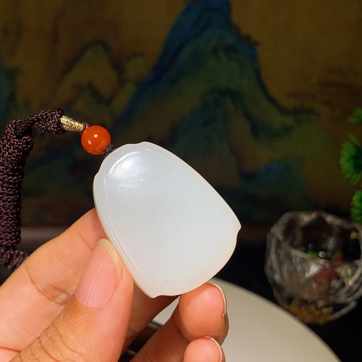 和田玉白玉平安无事牌挂件。尺寸37/28/11重26克。玉质细腻油润。手推出油。品相大气。lt251125