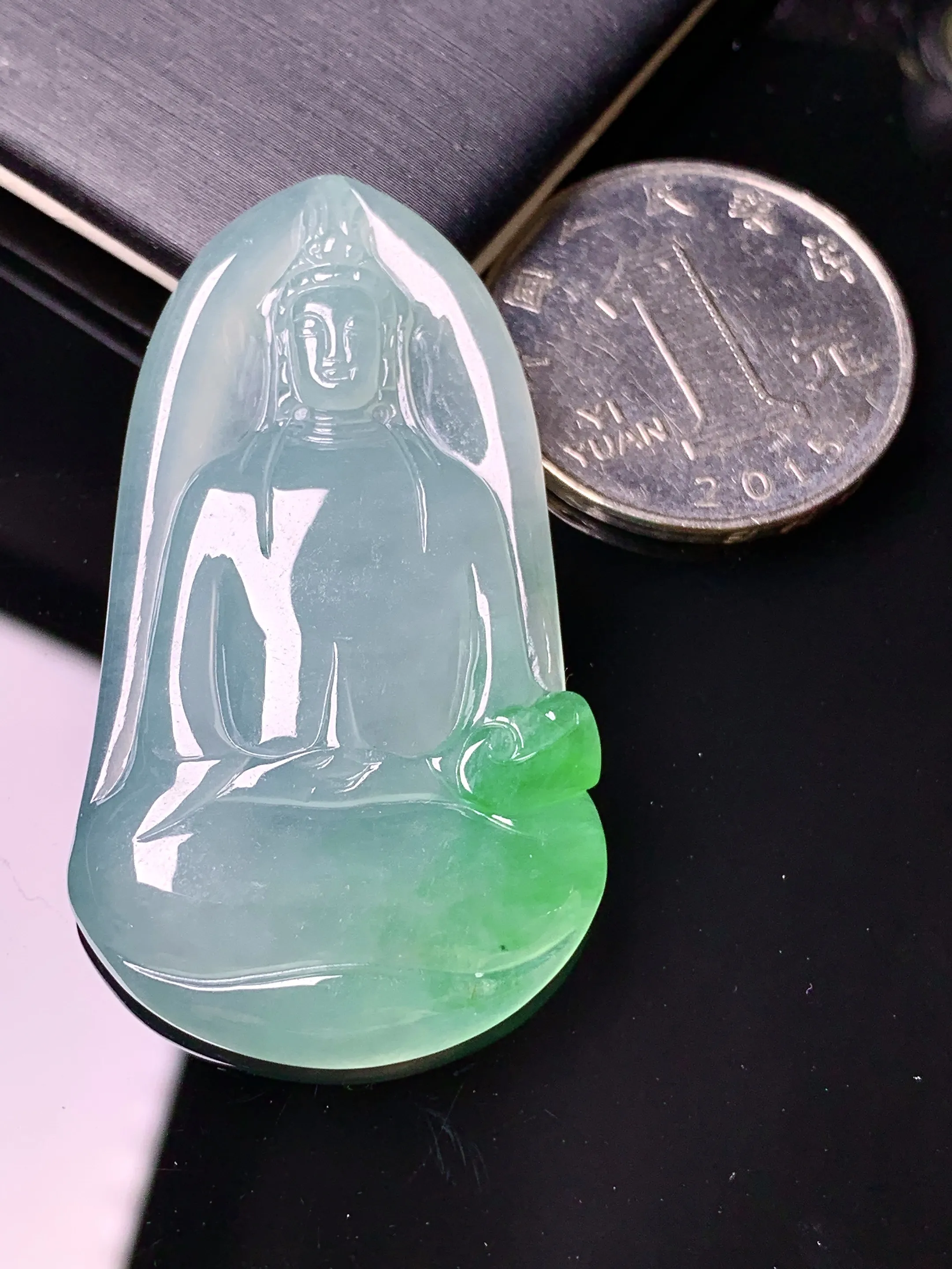 飘绿观音素衣吊坠 玉质细腻 色泽清新艳丽 整体尺寸46.8*26.5*5