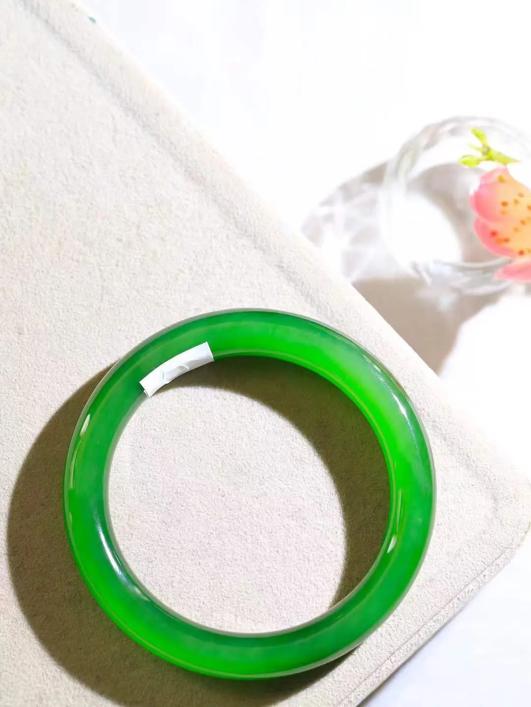 【诗情画意.手镯】

典藏级臻品️和田玉碧玉手镯   细腻油脂,手感润滑。意韵飘渺，温雅细腻，工艺精湛，️氤氲诗意的美跃然于手腕之间，给人以出尘的风雅，优美脱俗，气质非凡。重46.5克 内径56mm尺寸9.8-9.4mm  221102400A