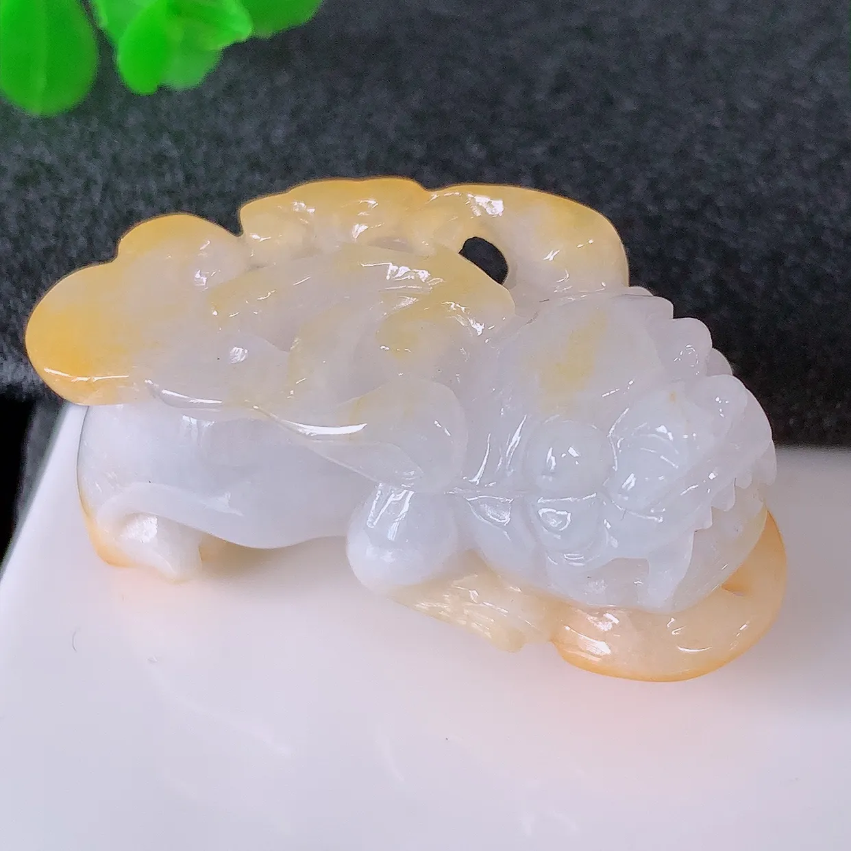 自然光实拍，冰润黄翡双彩招财貔貅吊坠，民间有“一摸貔貅运程旺盛，再摸貔貅财运滚滚， 三摸貔貅平步青云