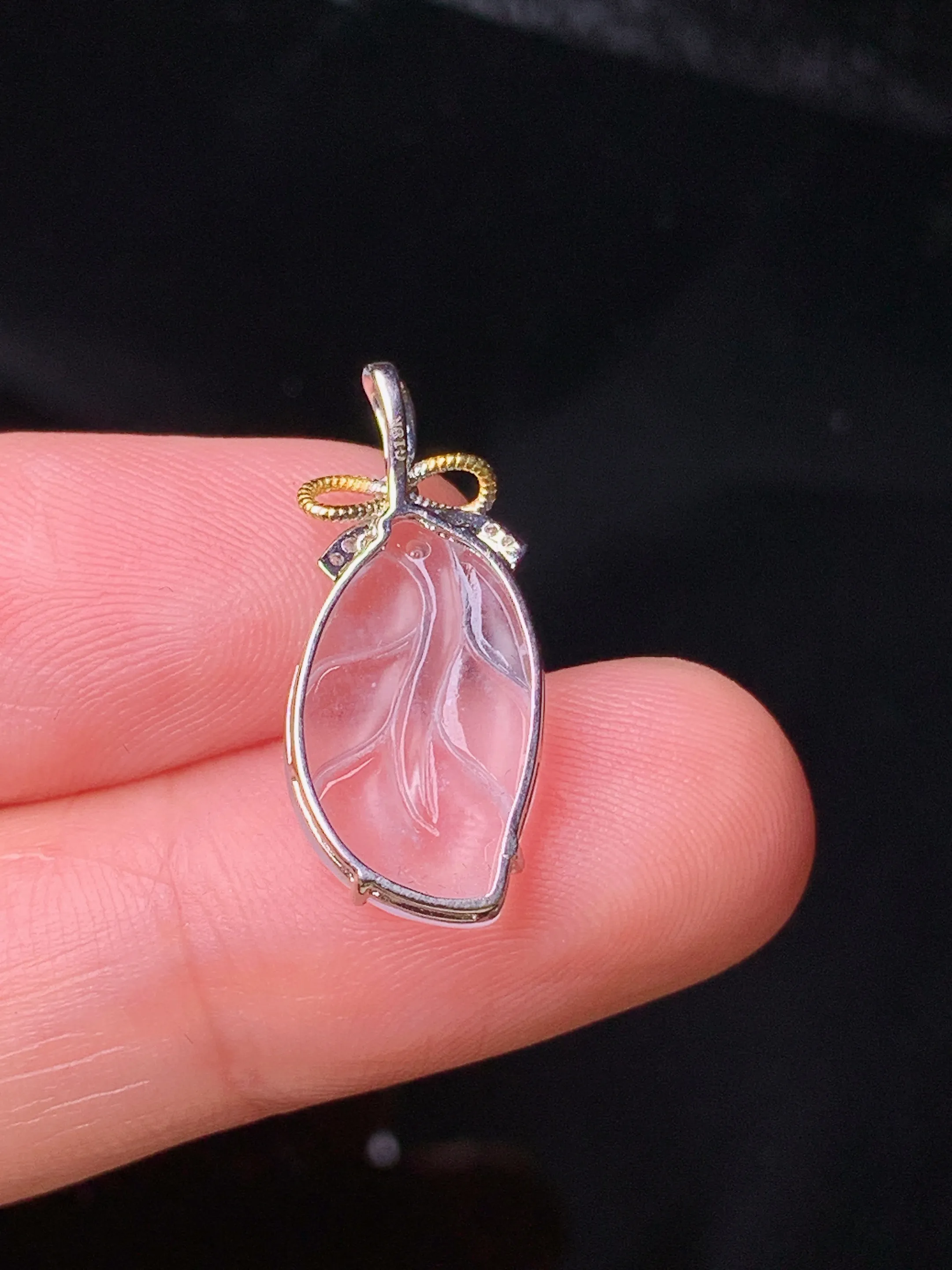 18k金钻镶嵌冰种树叶吊坠 玉质细腻 色泽清新艳丽 整体尺寸21.5*9.6*3