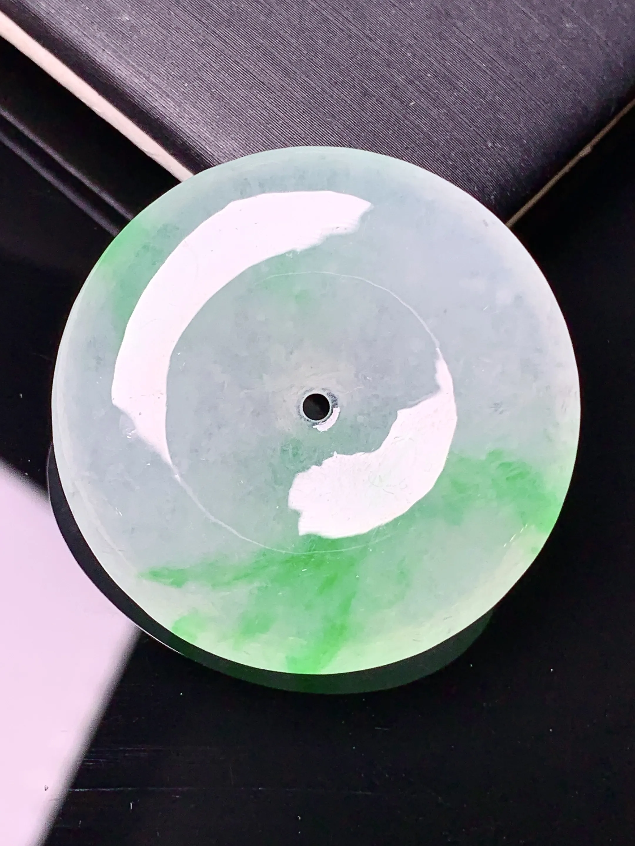 飘绿平安扣吊坠 玉质细腻 色泽清新艳丽 整体尺寸32.5*5.8