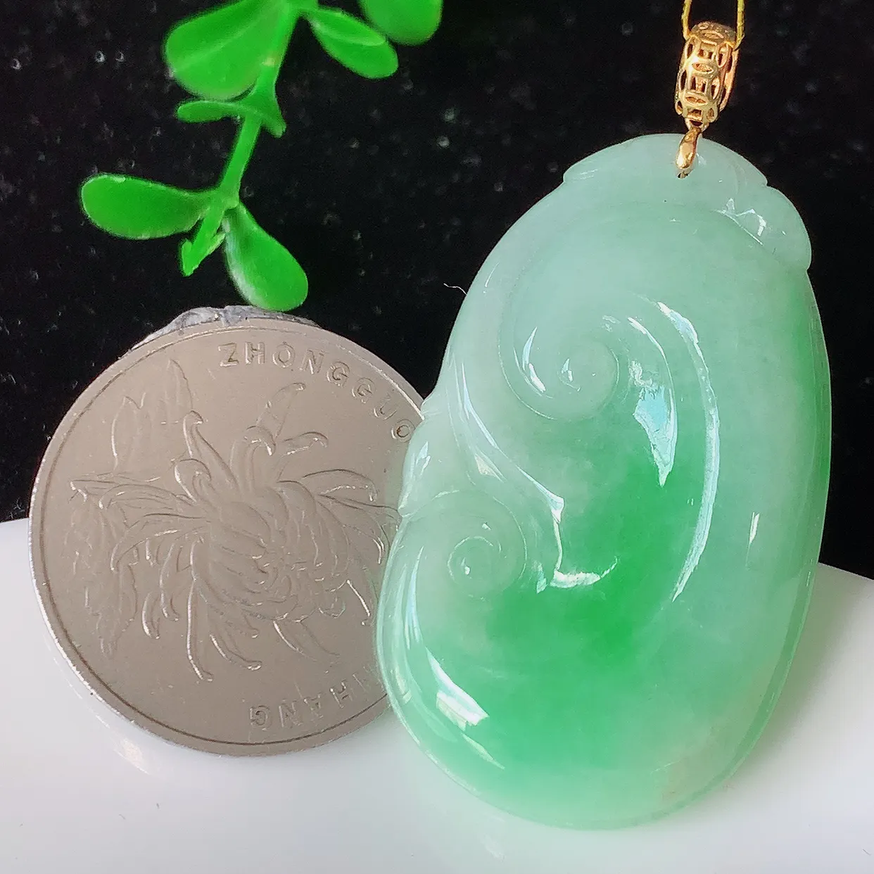18K金镶嵌飘绿翡翠如意吊坠，简单的镶嵌设计、让玉坠百搭又精致，寓意着吉祥，事事如意！#35.22整体43.5裸石38*23*5.2