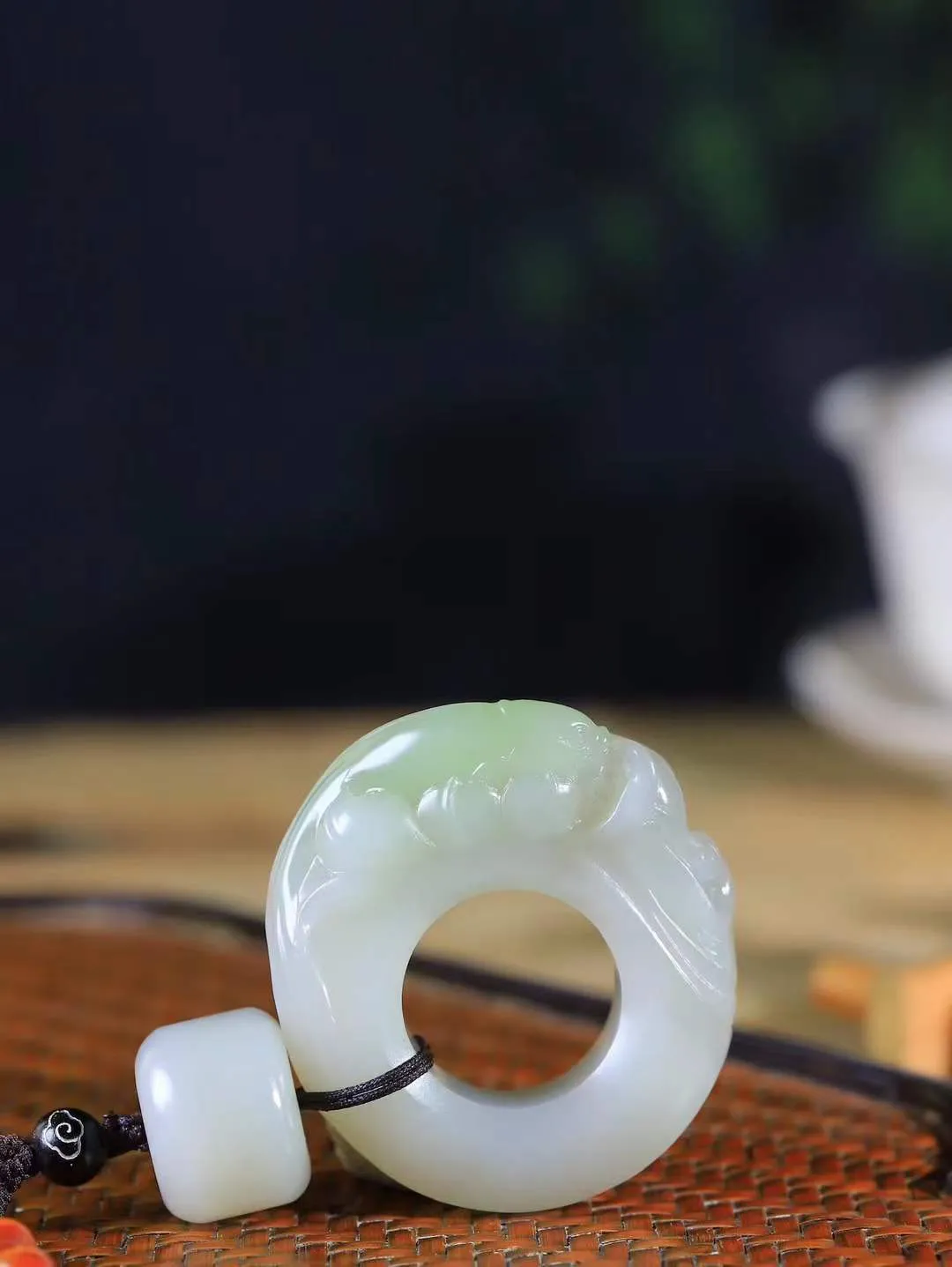 （莲年有鱼.扳指）

精品和田玉翠青连年有余扳指，质地温润滋腻，手感佳，精雕莲花，细致入微，线条柔和自然。池清疑水浅,莲动知鱼散，细作清幽莲花，日月散淡，极具灵气，画面和谐美好，寓意一品清廉，连年有余。
重87.5克  尺寸22.2-14.2-19.5mm   fDA-201142343